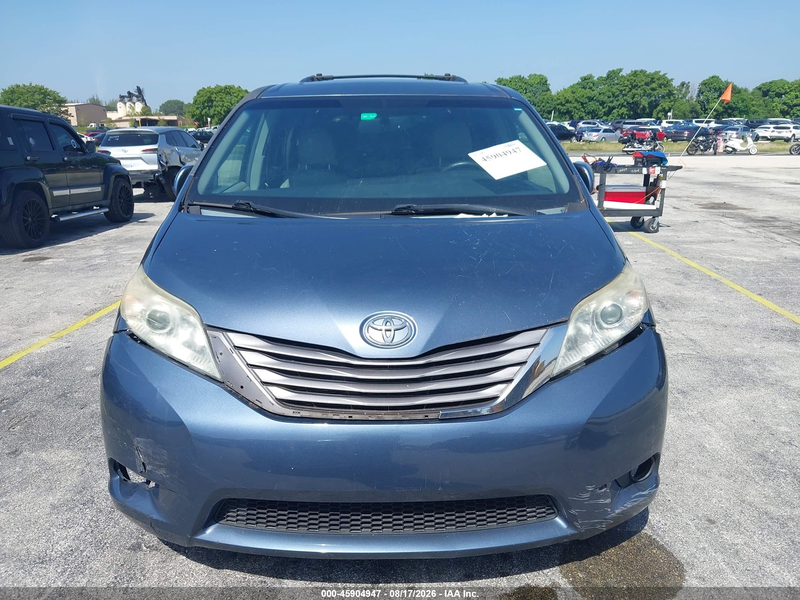 2015 Toyota Sienna Xle 8 Passenger Blue vin: 5TDYK3DC7FS596300