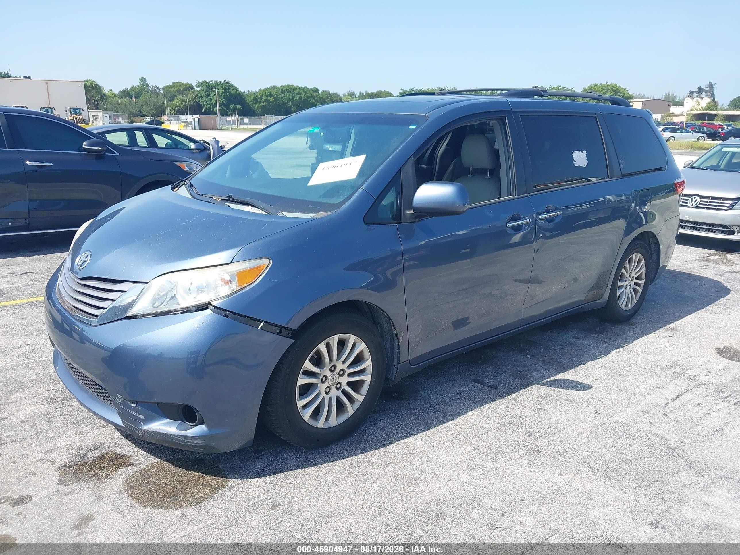 2015 Toyota Sienna Xle 8 Passenger Blue vin: 5TDYK3DC7FS596300