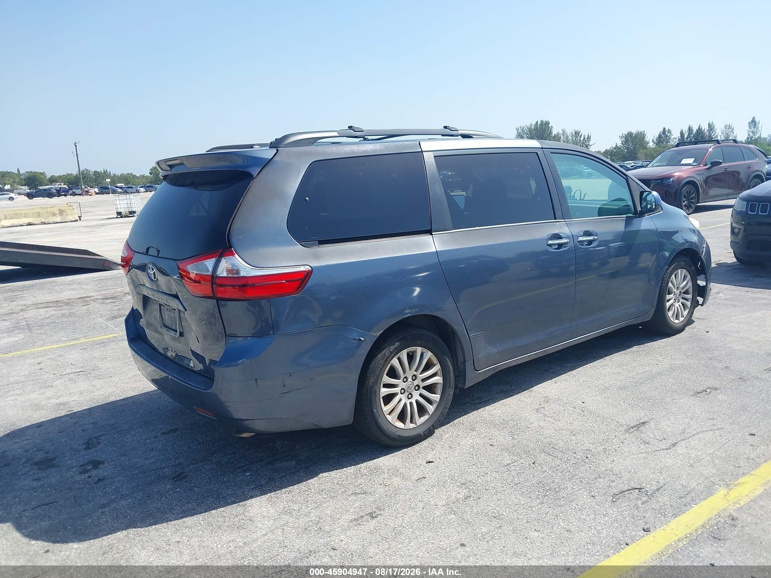 2015 Toyota Sienna Xle 8 Passenger Blue vin: 5TDYK3DC7FS596300