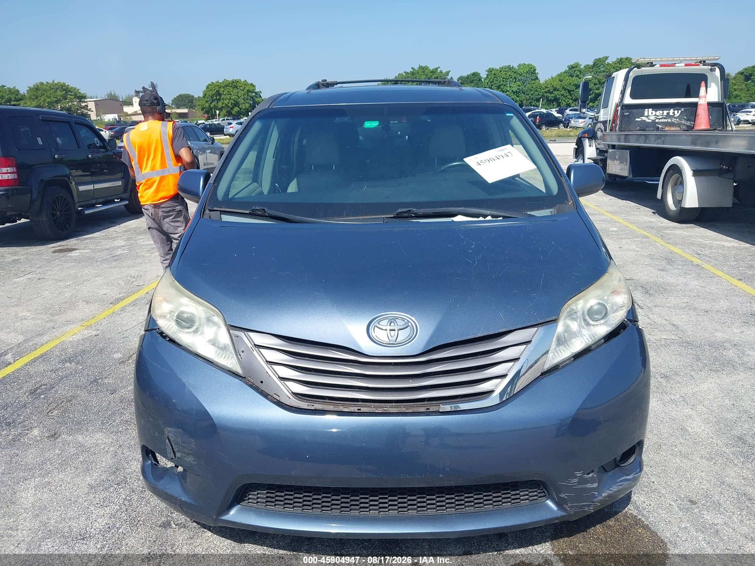 2015 Toyota Sienna Xle 8 Passenger Blue vin: 5TDYK3DC7FS596300