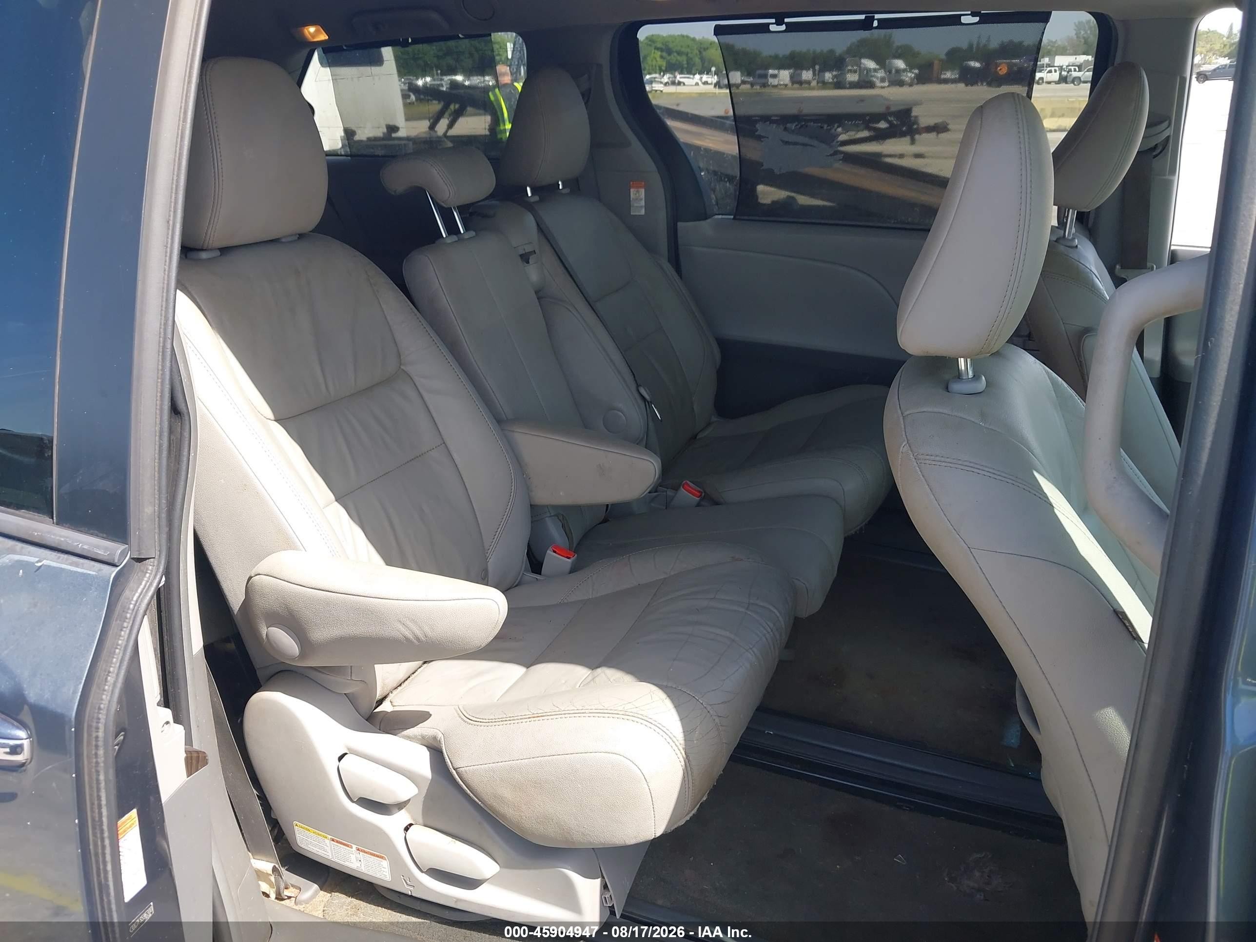 2015 Toyota Sienna Xle 8 Passenger Blue vin: 5TDYK3DC7FS596300