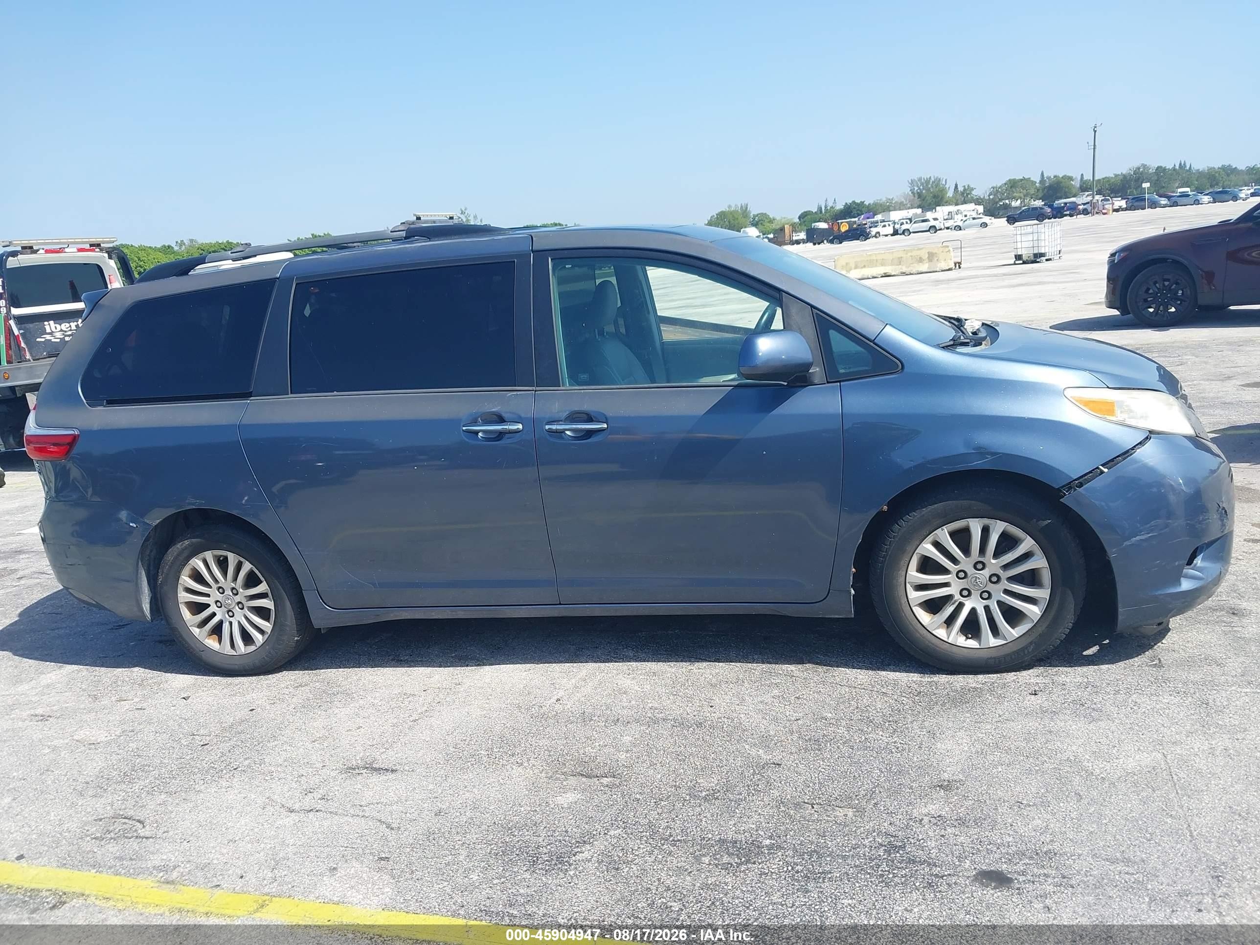 2015 Toyota Sienna Xle 8 Passenger Blue vin: 5TDYK3DC7FS596300
