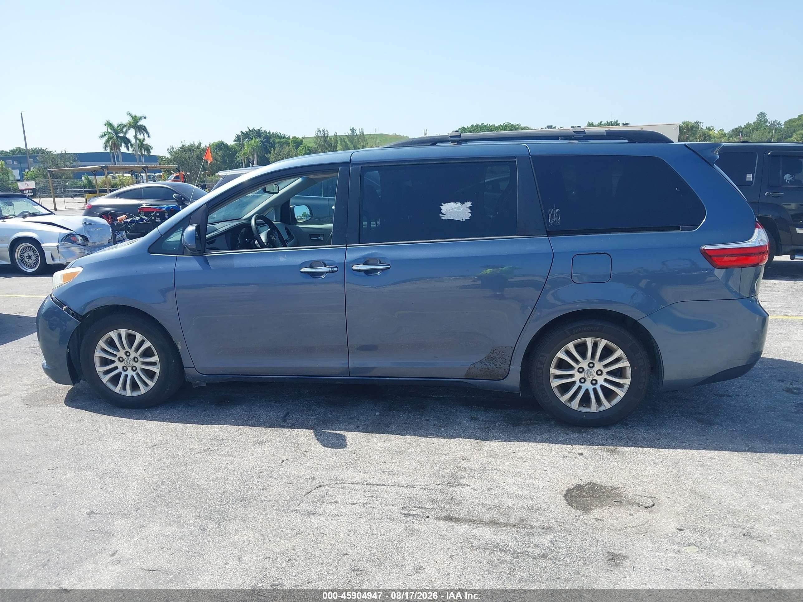 2015 Toyota Sienna Xle 8 Passenger Blue vin: 5TDYK3DC7FS596300