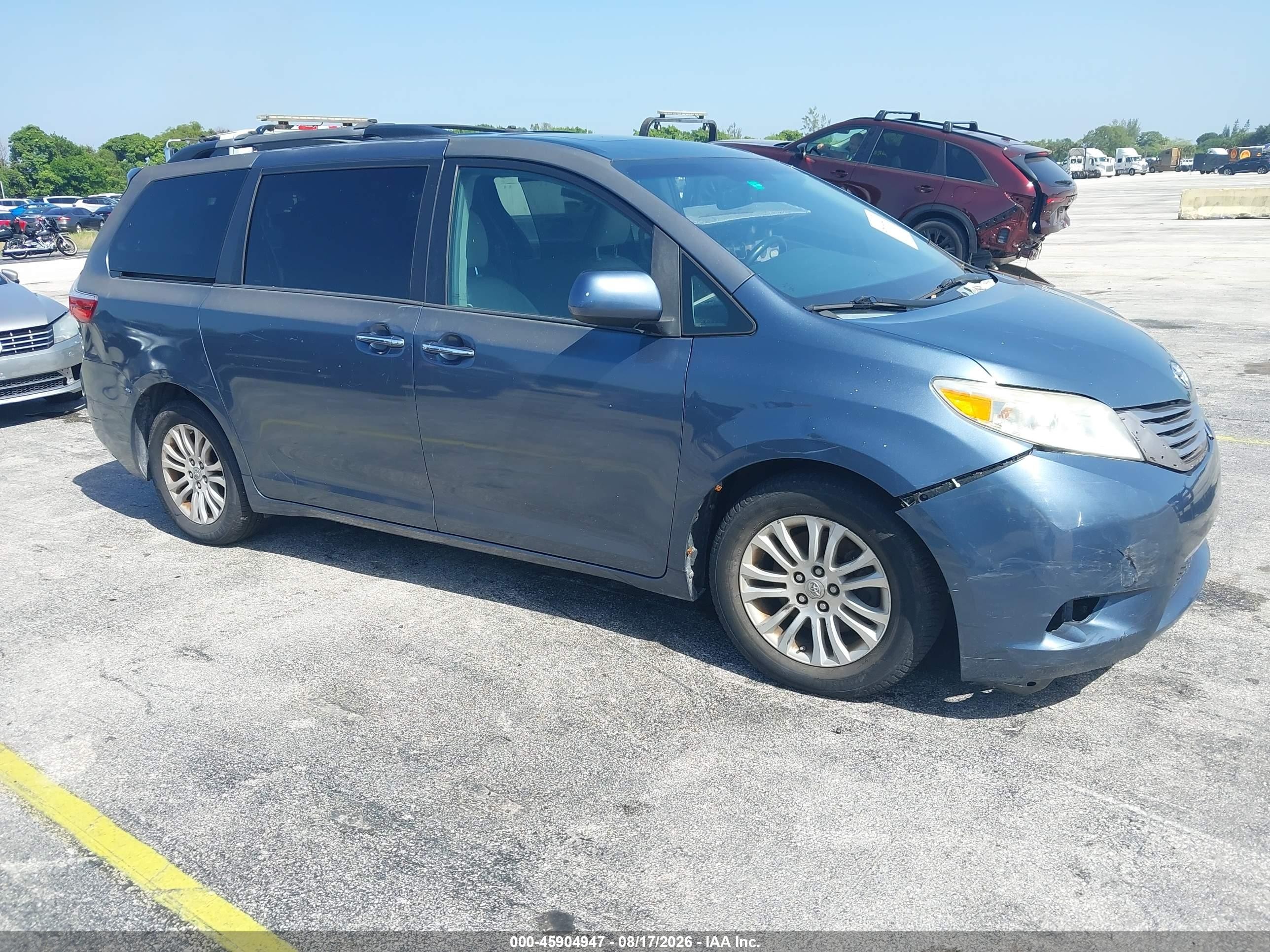 2015 Toyota Sienna Xle 8 Passenger Blue vin: 5TDYK3DC7FS596300