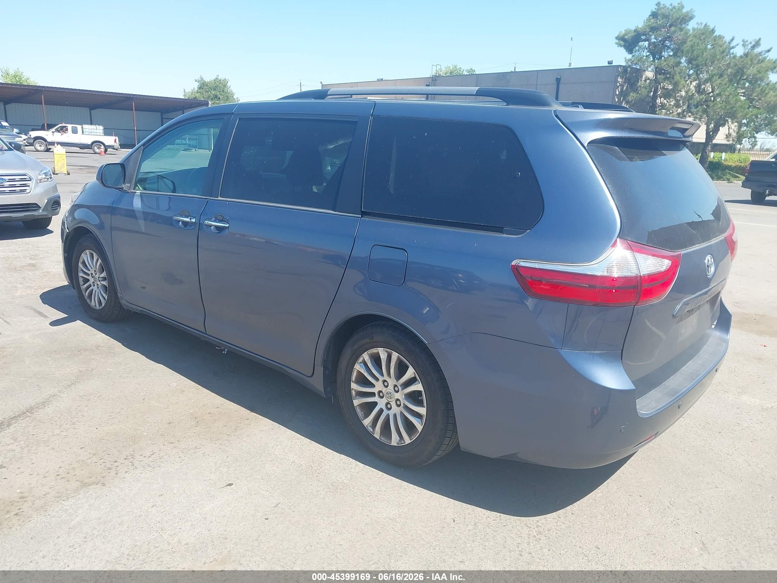 2015 Toyota Sienna Xle Premium 8 Passenger Blue vin: 5TDYK3DC7FS620563