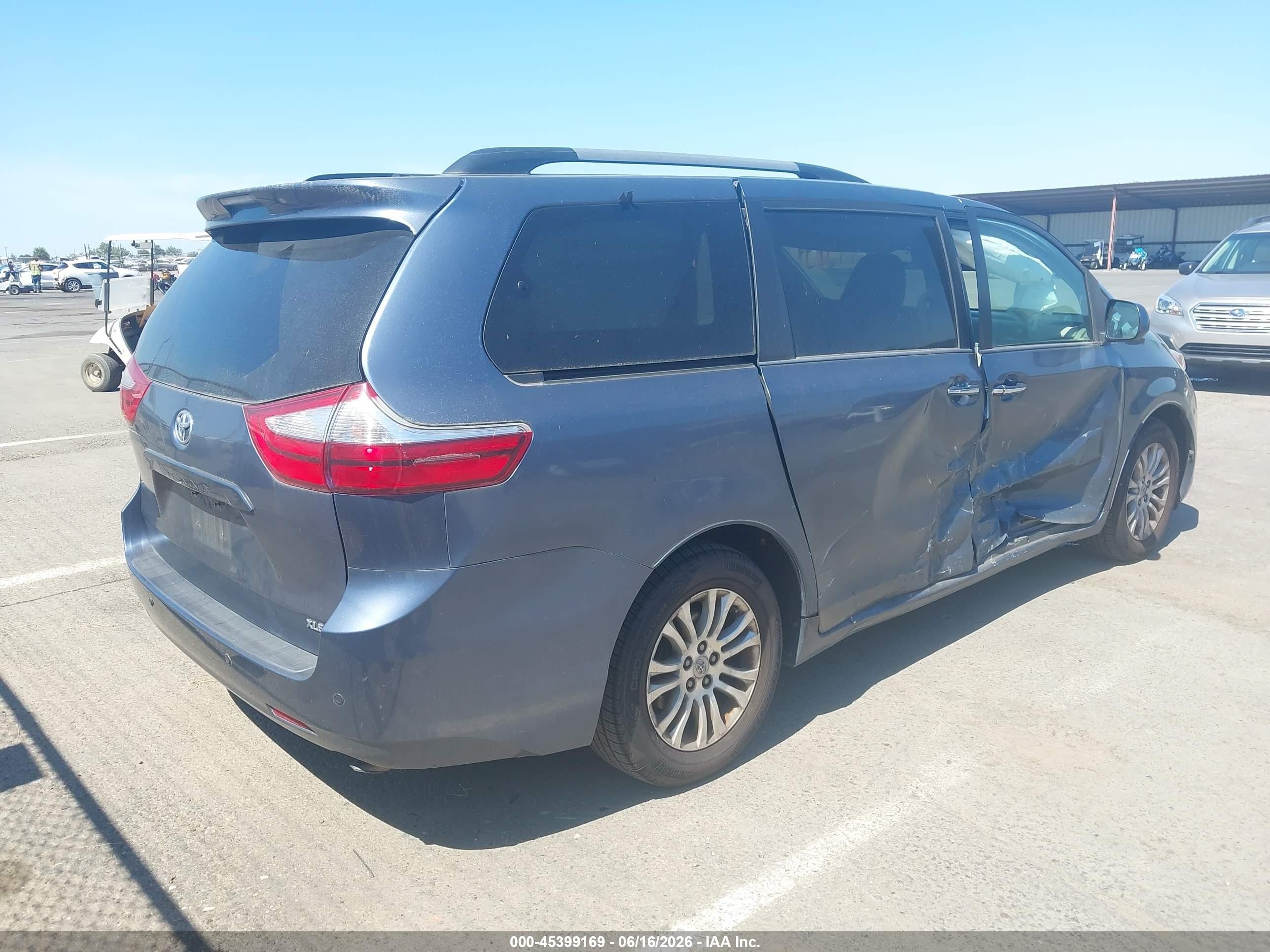2015 Toyota Sienna Xle Premium 8 Passenger Blue vin: 5TDYK3DC7FS620563