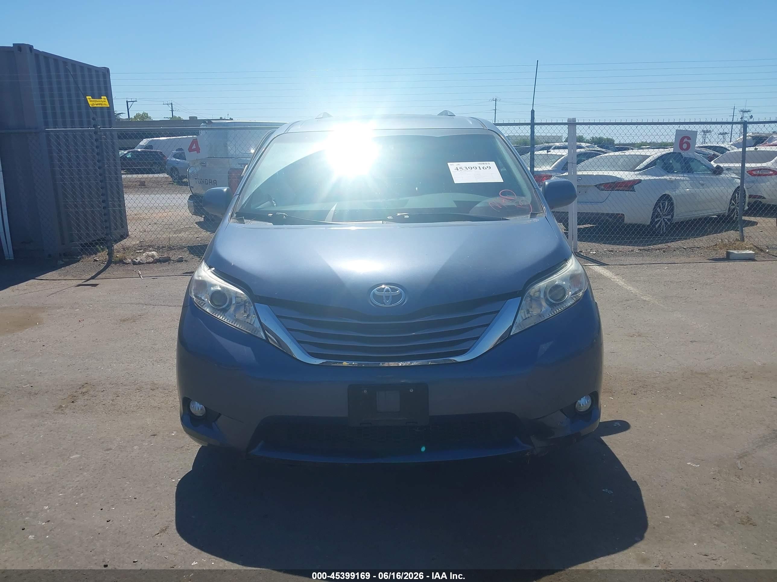 2015 Toyota Sienna Xle Premium 8 Passenger Blue vin: 5TDYK3DC7FS620563