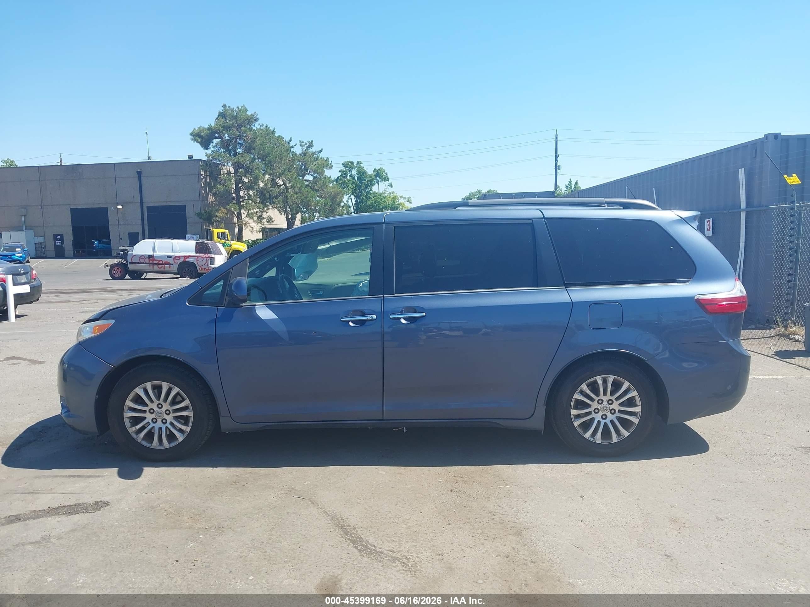 2015 Toyota Sienna Xle Premium 8 Passenger Blue vin: 5TDYK3DC7FS620563