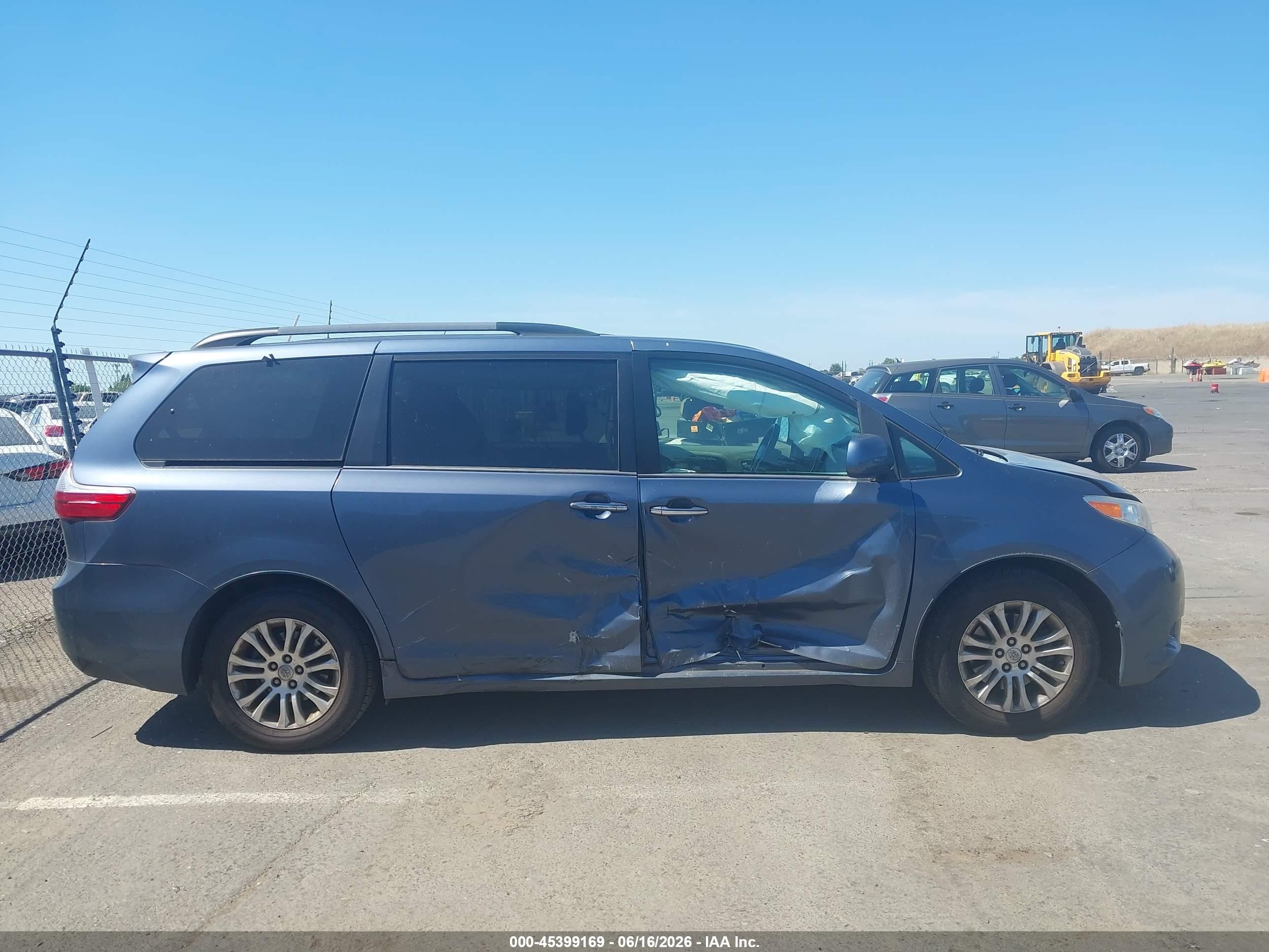 2015 Toyota Sienna Xle Premium 8 Passenger Blue vin: 5TDYK3DC7FS620563