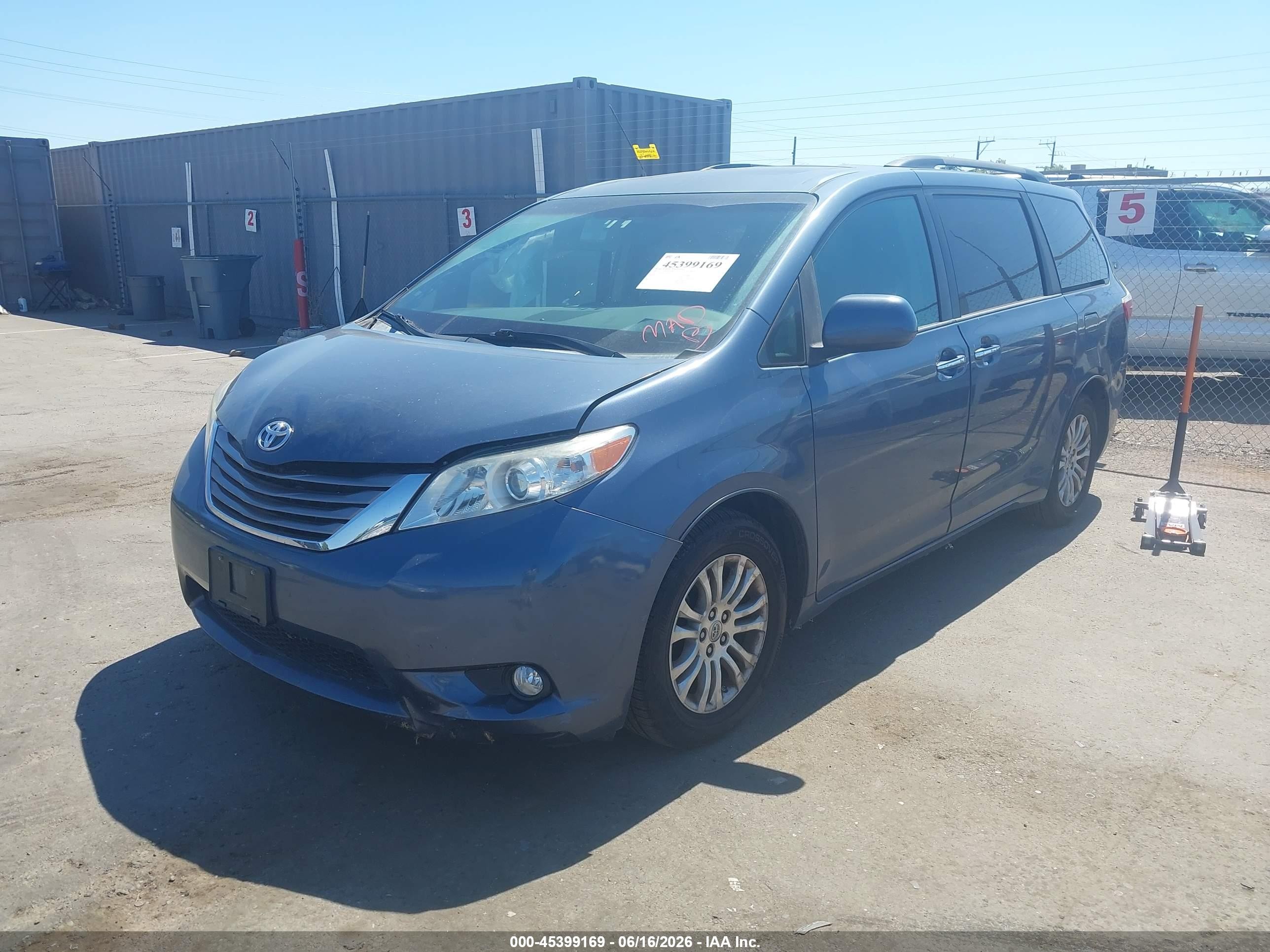 2015 Toyota Sienna Xle Premium 8 Passenger Blue vin: 5TDYK3DC7FS620563