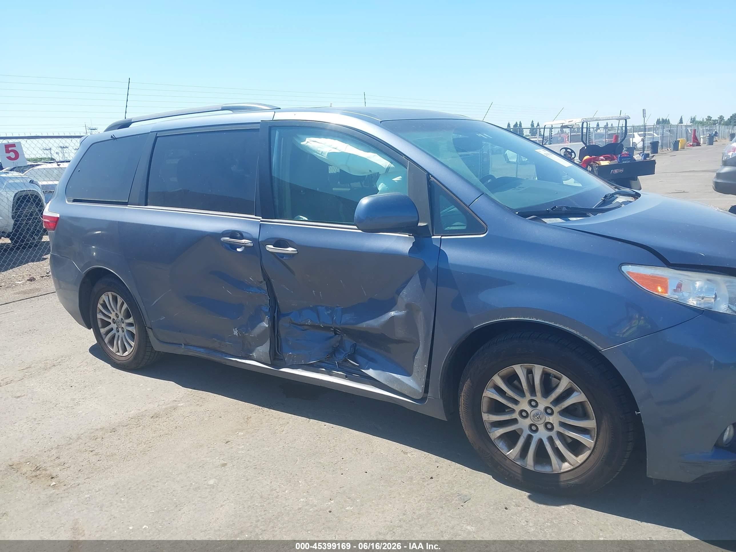 2015 Toyota Sienna Xle Premium 8 Passenger Blue vin: 5TDYK3DC7FS620563