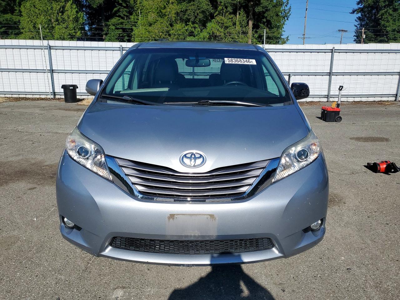2015 Toyota Sienna Xle 8-passenger Silver vin: 5TDYK3DC7FS632809