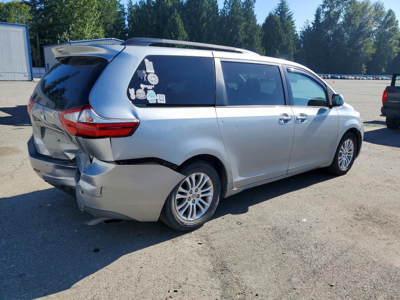 2015 Toyota Sienna Xle 8-passenger Silver vin: 5TDYK3DC7FS632809