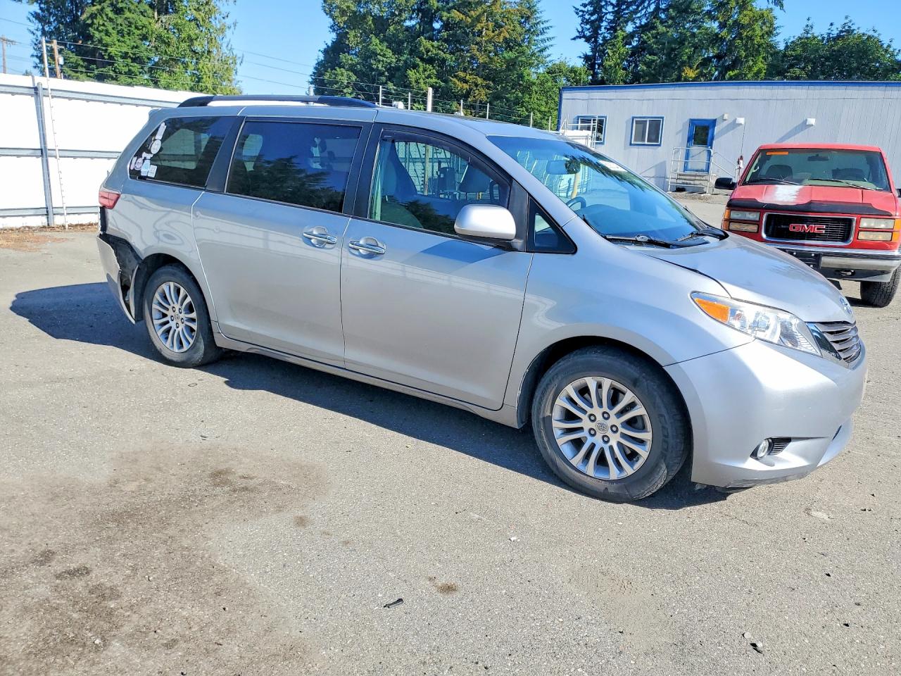 2015 Toyota Sienna Xle 8-passenger Silver vin: 5TDYK3DC7FS632809
