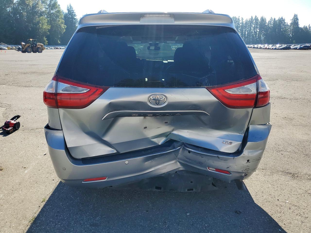 2015 Toyota Sienna Xle 8-passenger Silver vin: 5TDYK3DC7FS632809