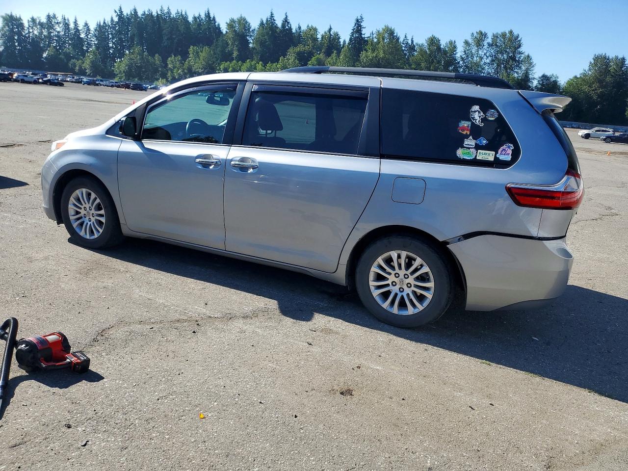 2015 Toyota Sienna Xle 8-passenger Silver vin: 5TDYK3DC7FS632809