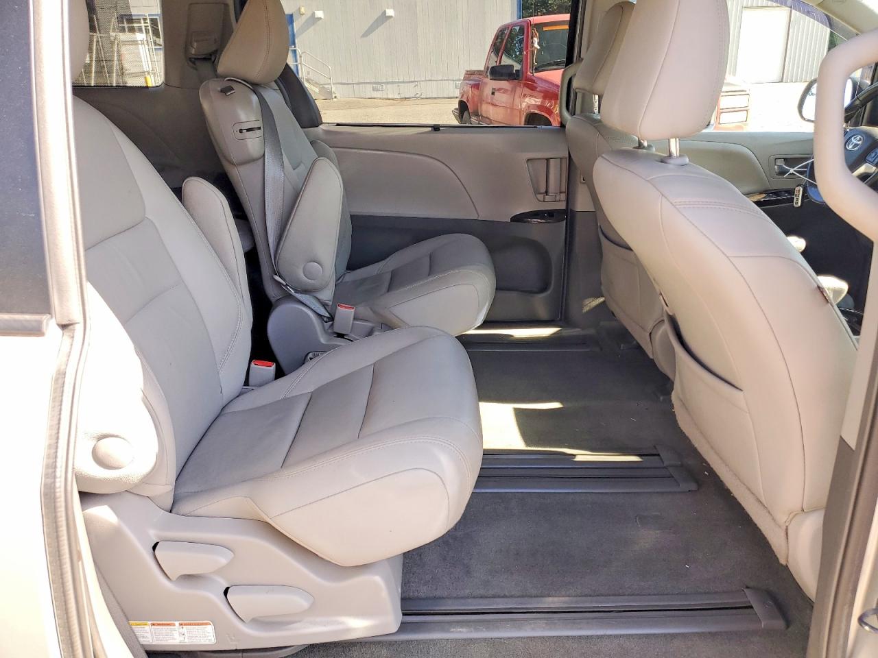 2015 Toyota Sienna Xle 8-passenger Silver vin: 5TDYK3DC7FS632809