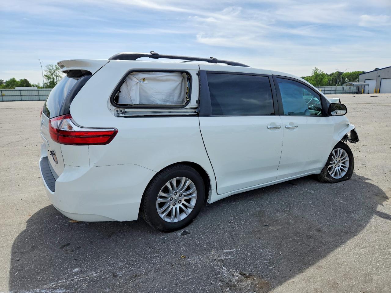 2015 Toyota Sienna Xle Premium 8-passenger White vin: 5TDYK3DC7FS639890
