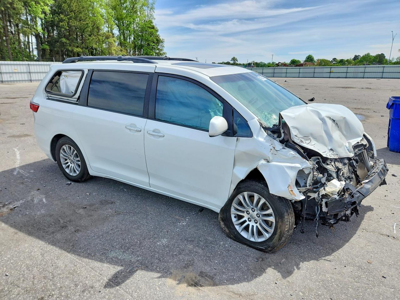 2015 Toyota Sienna Xle Premium 8-passenger White vin: 5TDYK3DC7FS639890