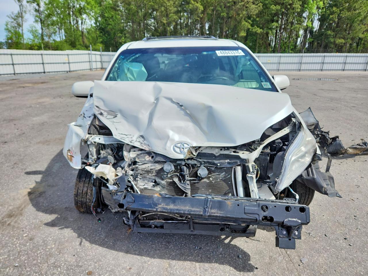 2015 Toyota Sienna Xle Premium 8-passenger White vin: 5TDYK3DC7FS639890