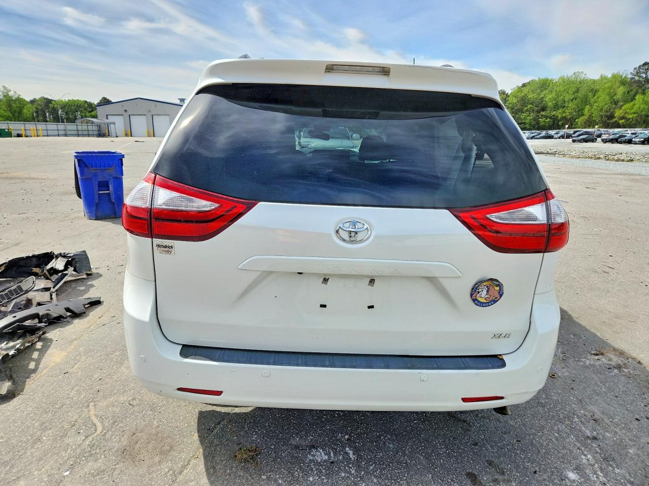 2015 Toyota Sienna Xle Premium 8-passenger White vin: 5TDYK3DC7FS639890