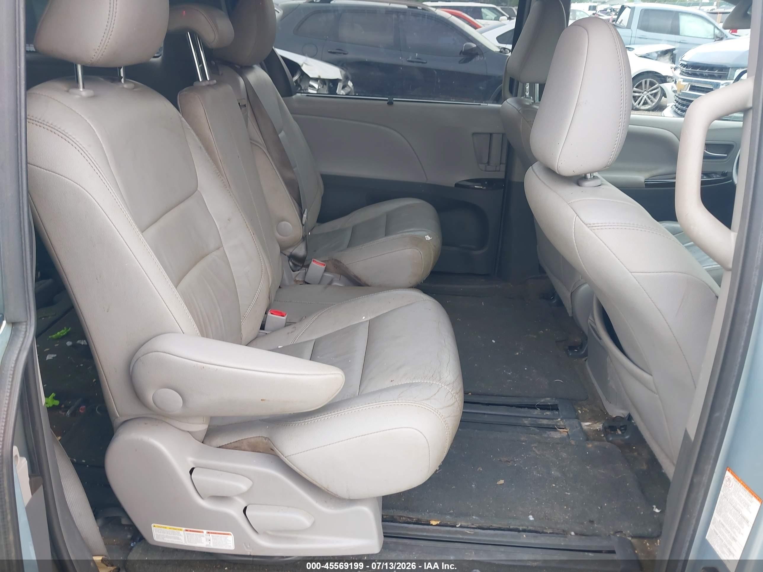 2015 Toyota Sienna Xle 8 Passenger Blue vin: 5TDYK3DC7FS644474