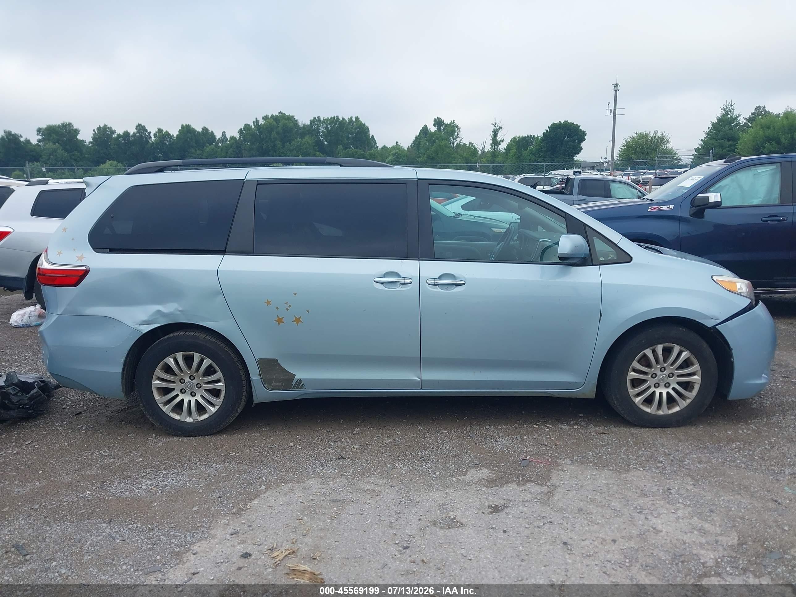2015 Toyota Sienna Xle 8 Passenger Blue vin: 5TDYK3DC7FS644474
