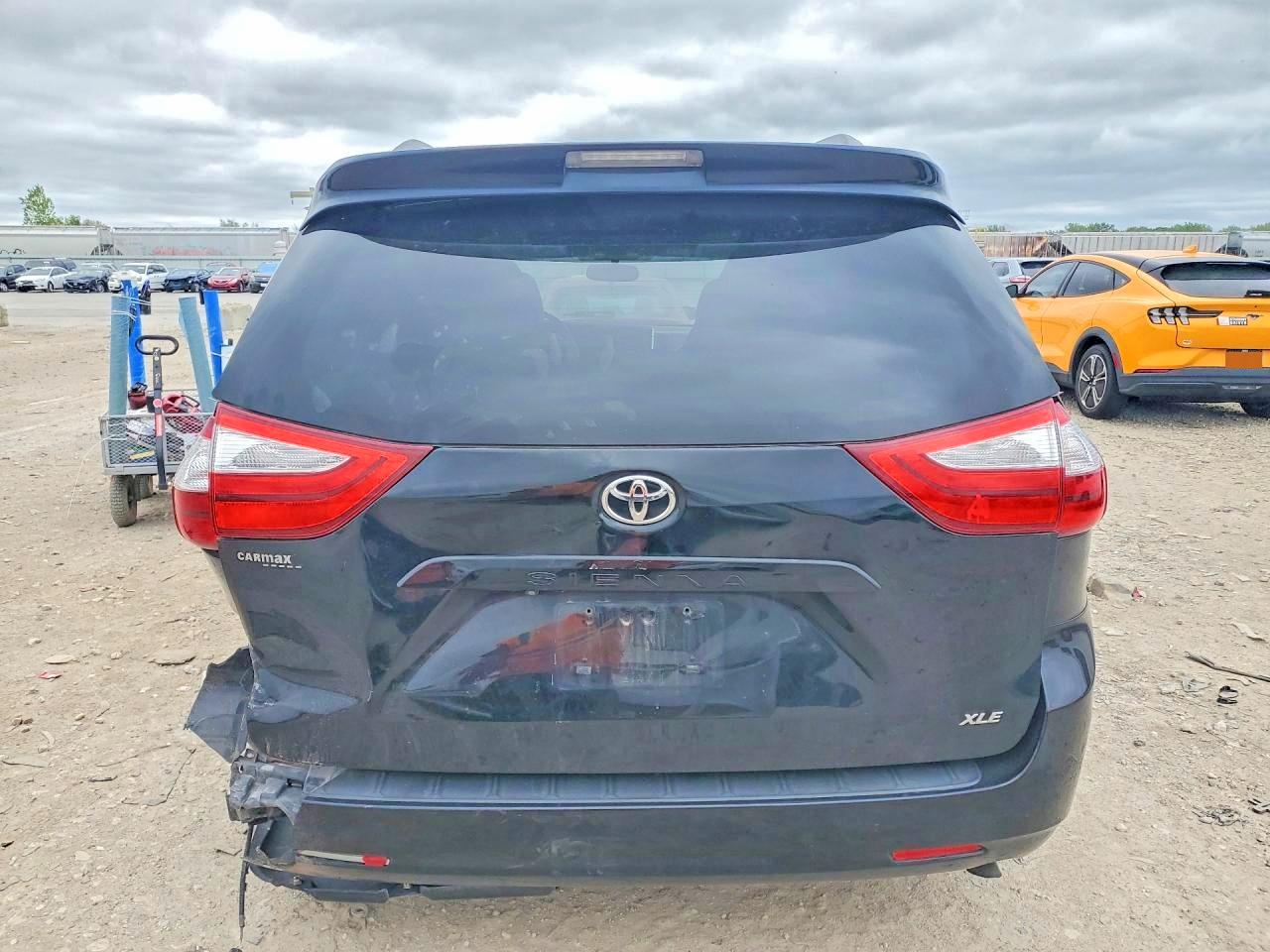 2015 Toyota Sienna Xle 8-passenger Black vin: 5TDYK3DC7FS667947