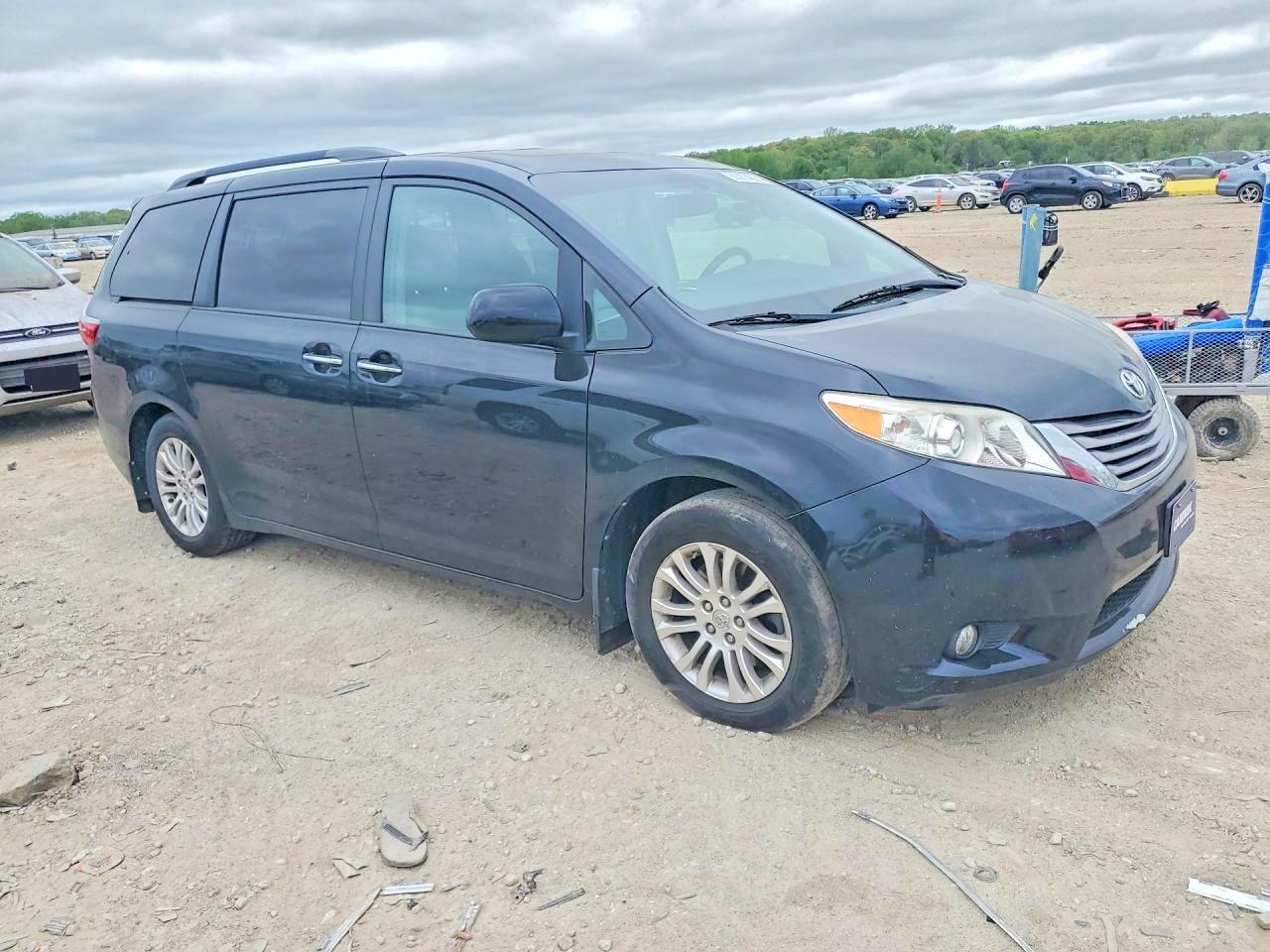 2015 Toyota Sienna Xle 8-passenger Black vin: 5TDYK3DC7FS667947