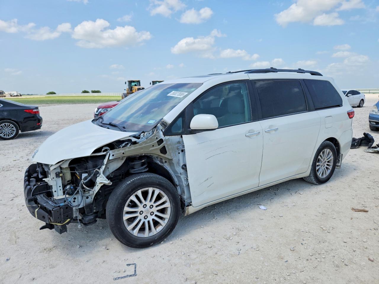 2015 Toyota Sienna Xle 8-passenger White vin: 5TDYK3DC7FS671710