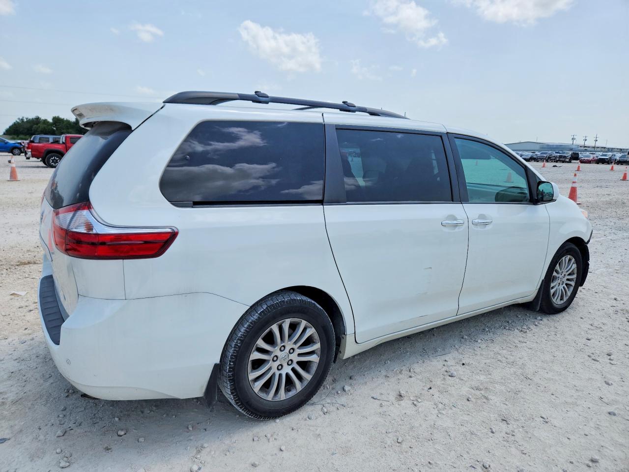2015 Toyota Sienna Xle 8-passenger Белый vin: 5TDYK3DC7FS671710