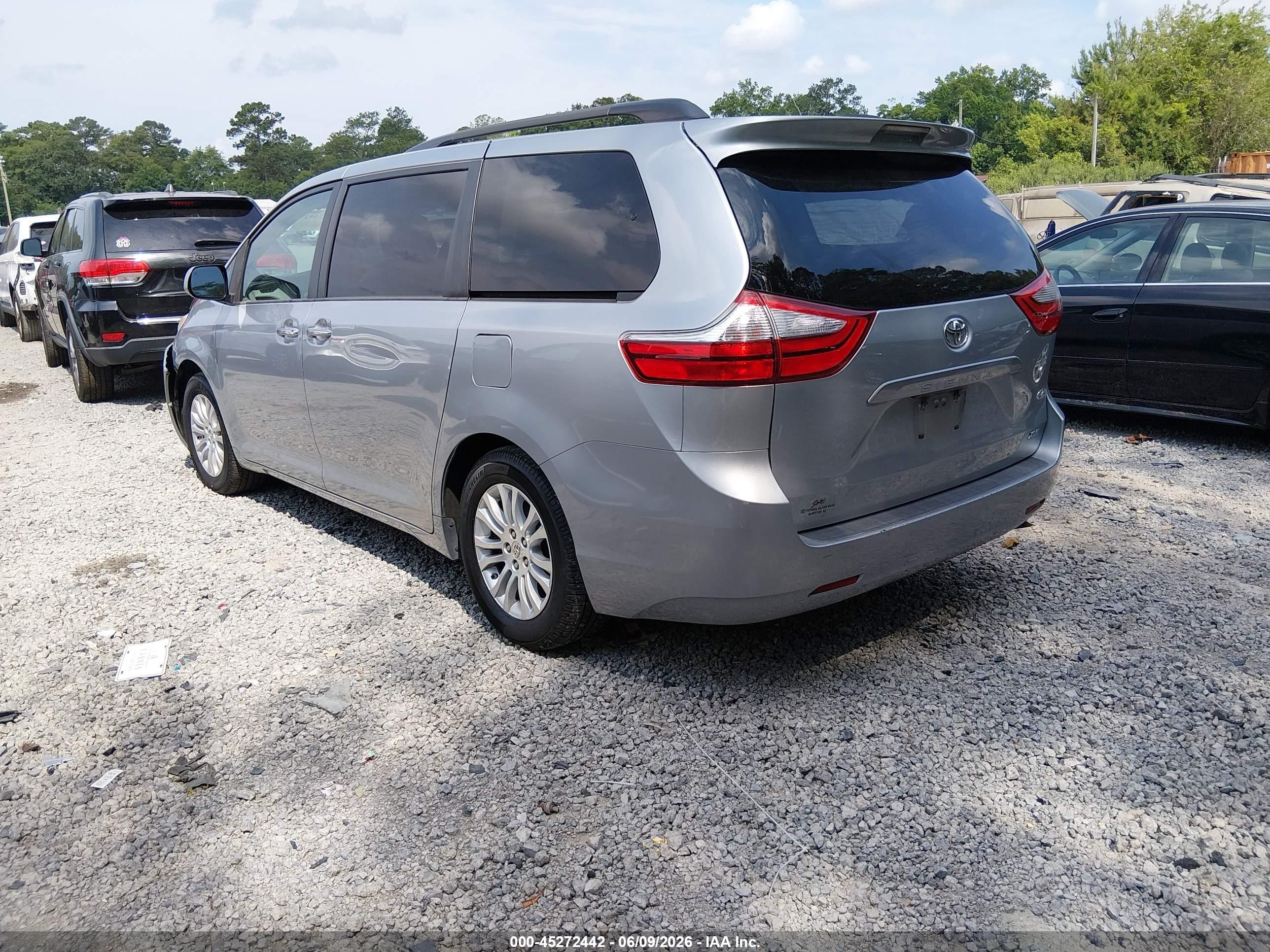 2015 Toyota Sienna Xle 8 Passenger Silver vin: 5TDYK3DC7FS688104