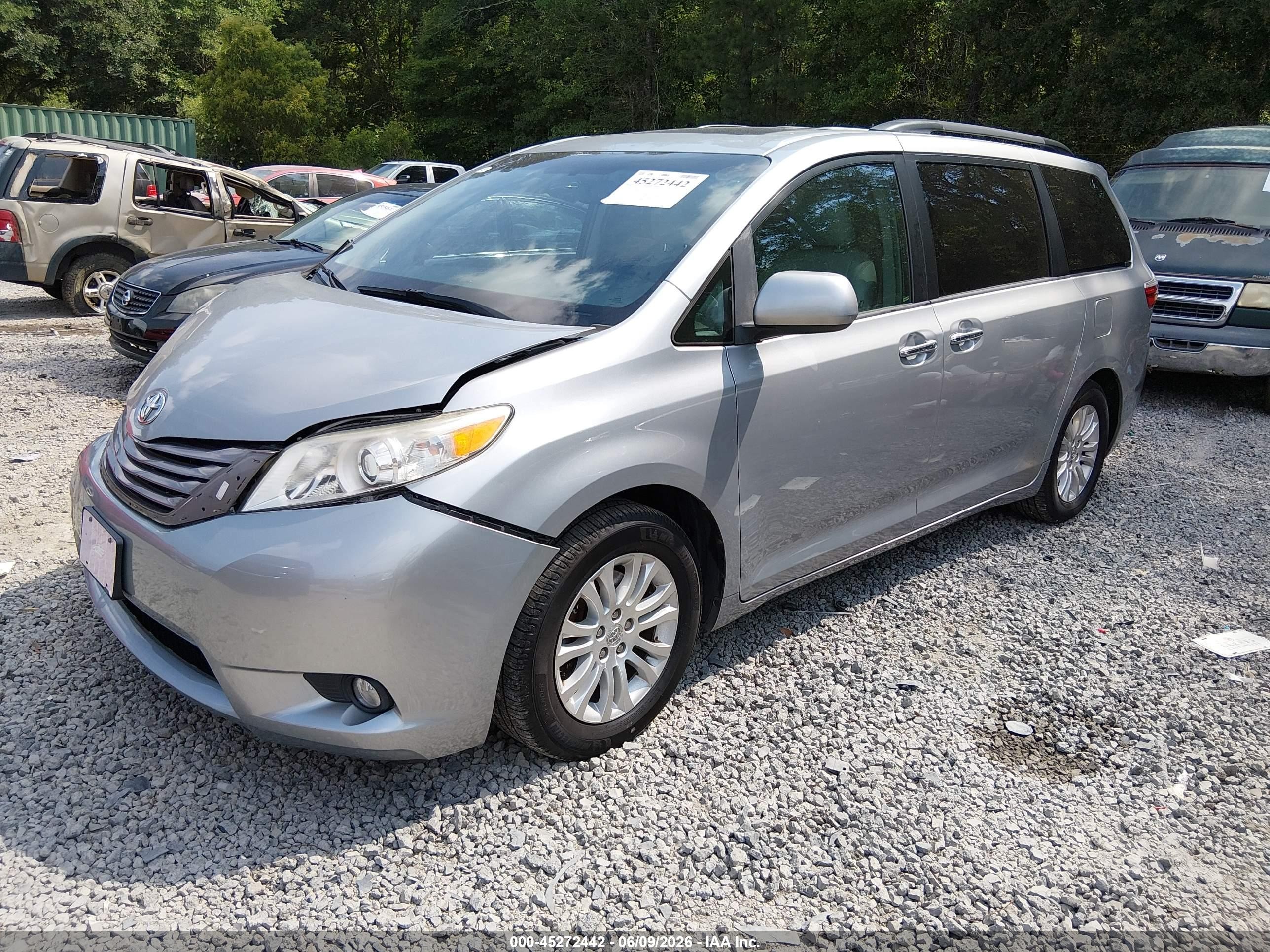 2015 Toyota Sienna Xle 8 Passenger Silver vin: 5TDYK3DC7FS688104