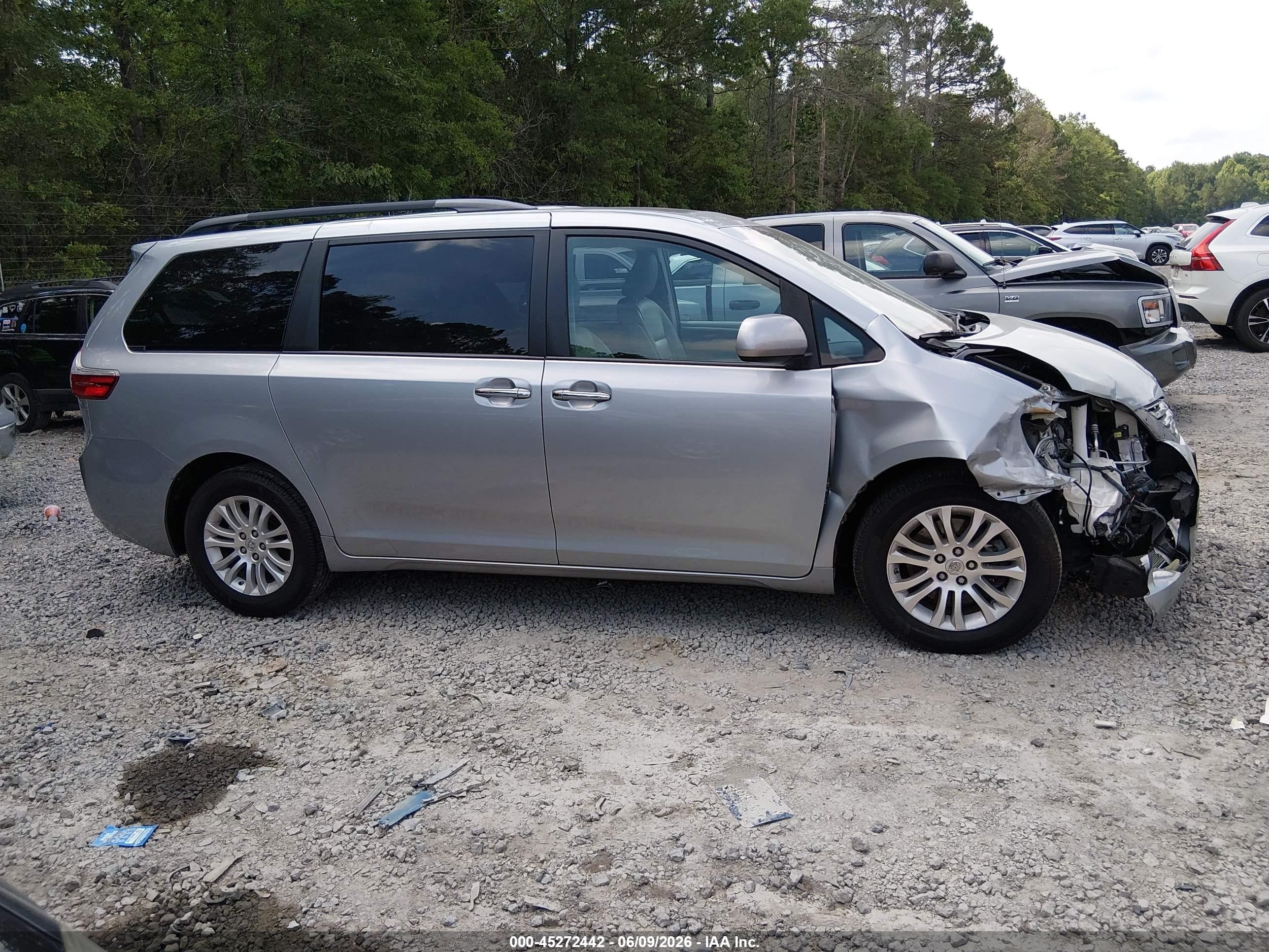 2015 Toyota Sienna Xle 8 Passenger Silver vin: 5TDYK3DC7FS688104