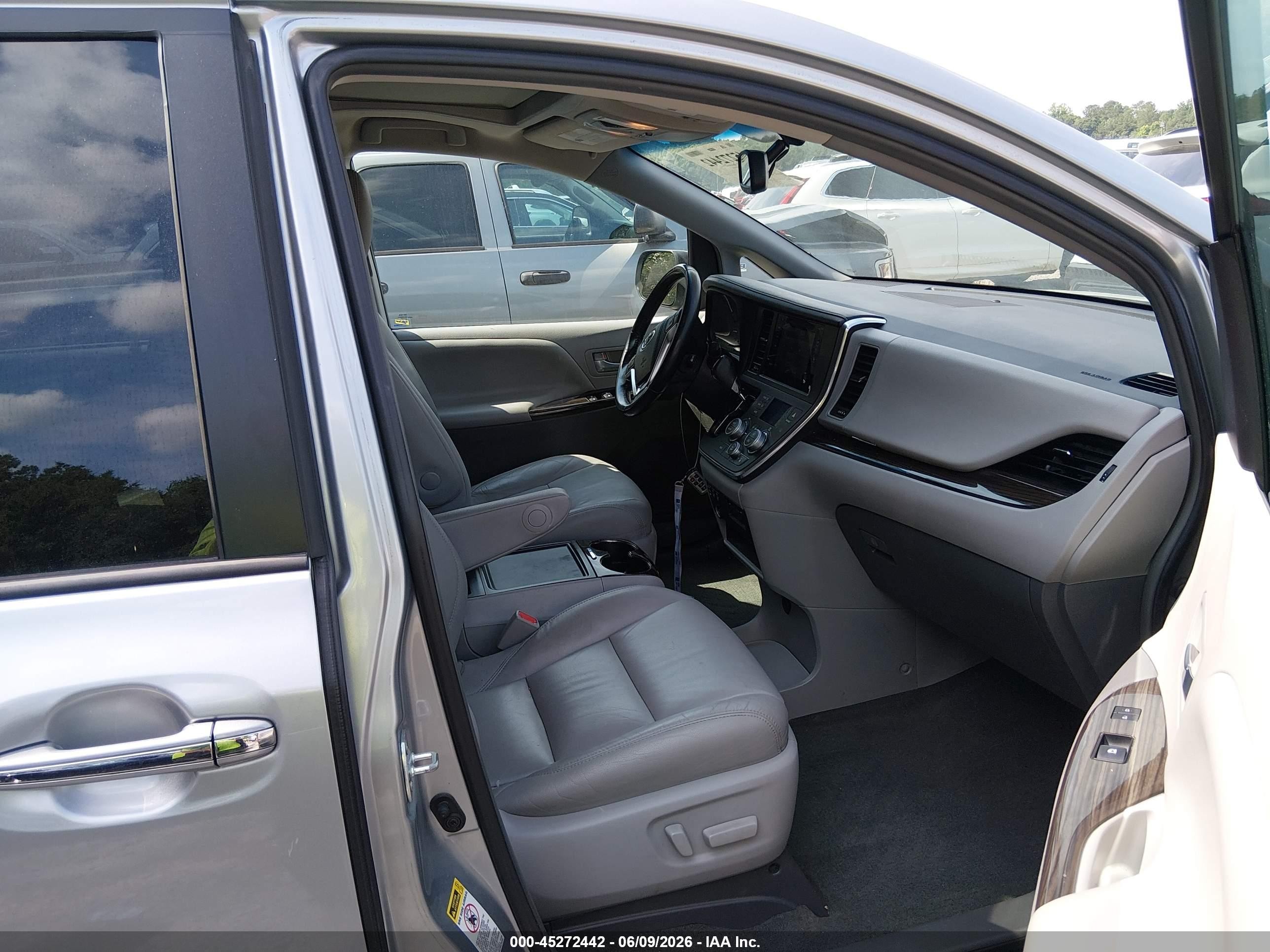 2015 Toyota Sienna Xle 8 Passenger Silver vin: 5TDYK3DC7FS688104