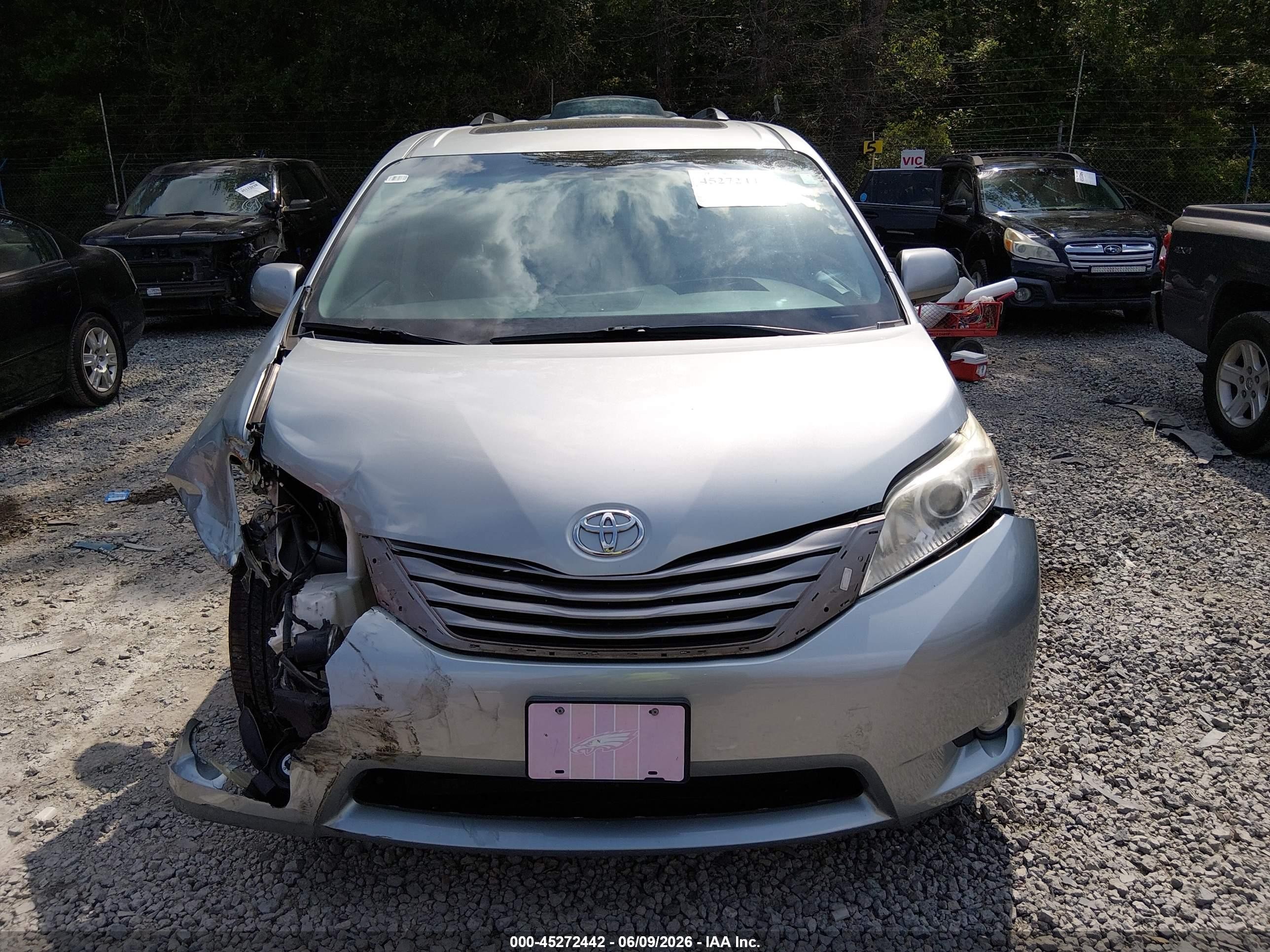 2015 Toyota Sienna Xle 8 Passenger Silver vin: 5TDYK3DC7FS688104