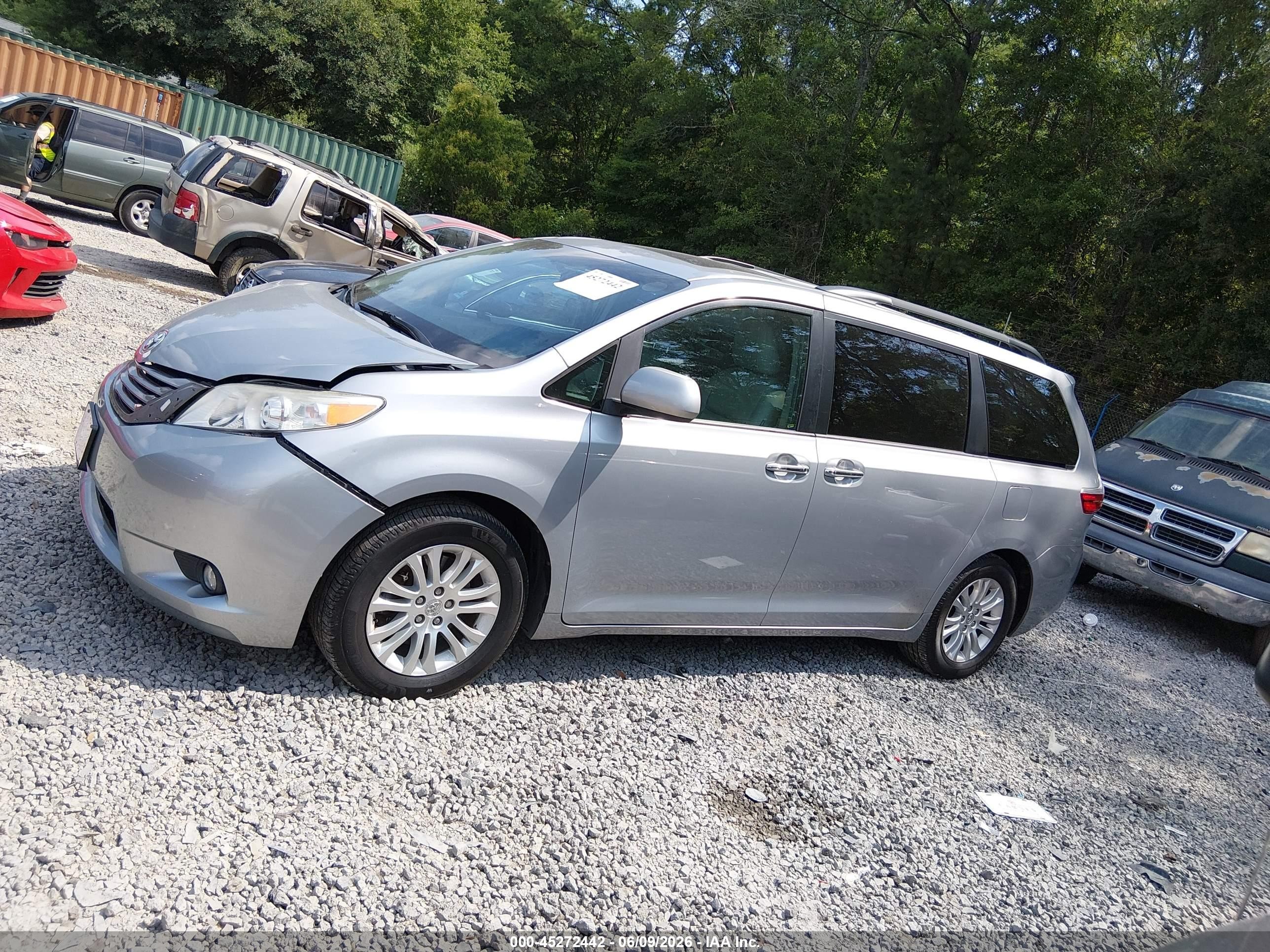 2015 Toyota Sienna Xle 8 Passenger Silver vin: 5TDYK3DC7FS688104