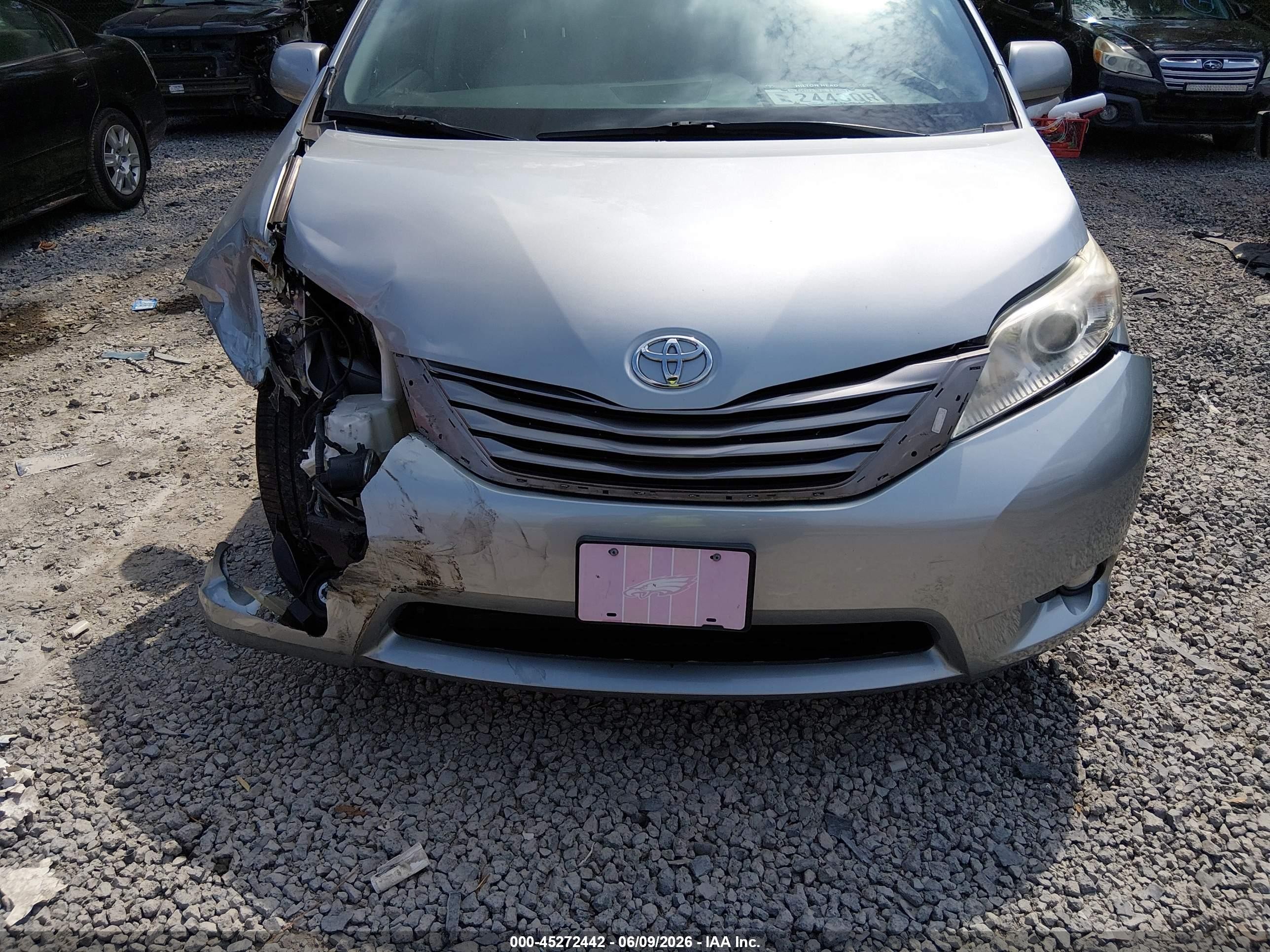2015 Toyota Sienna Xle 8 Passenger Silver vin: 5TDYK3DC7FS688104