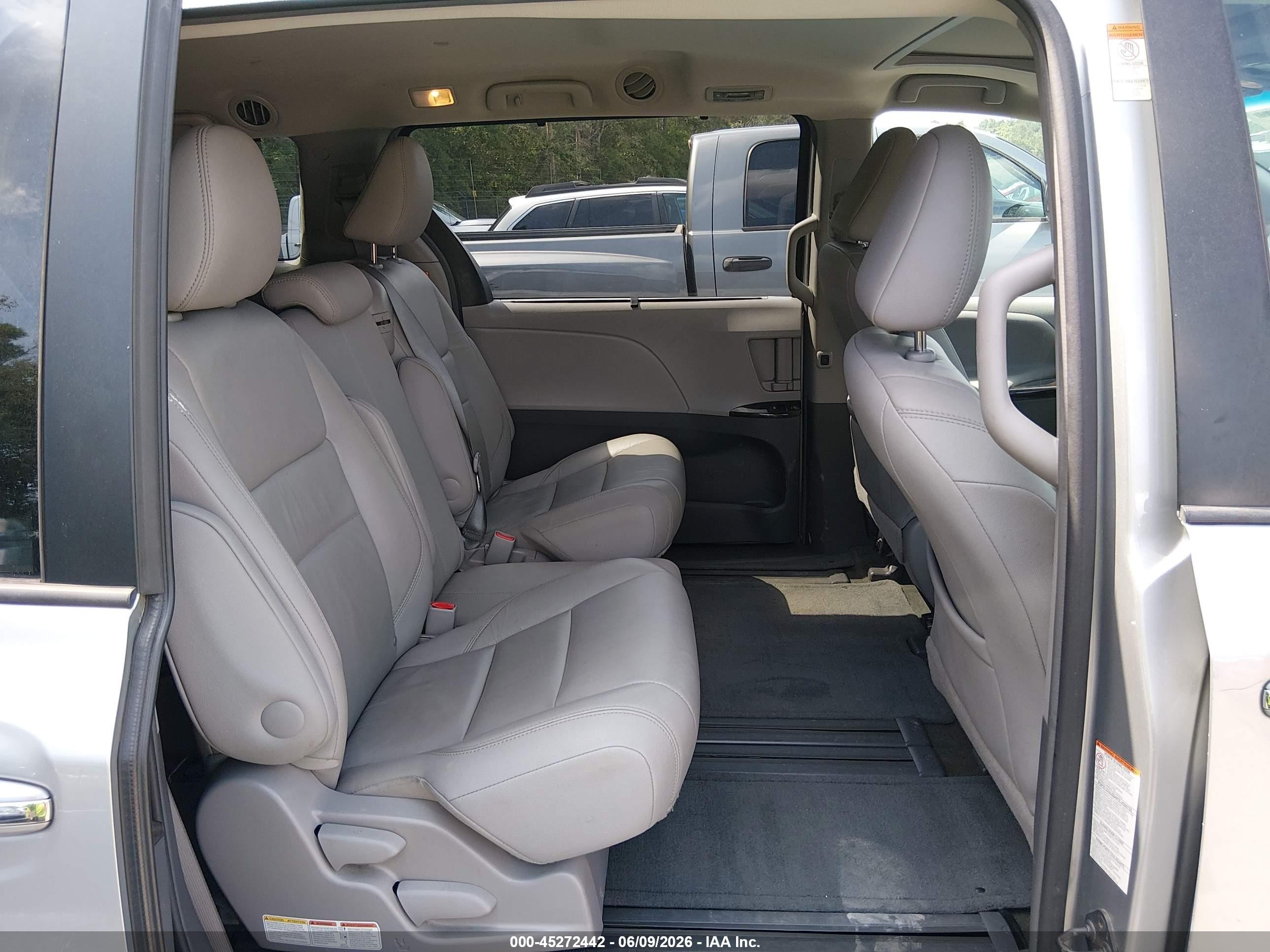 2015 Toyota Sienna Xle 8 Passenger Silver vin: 5TDYK3DC7FS688104