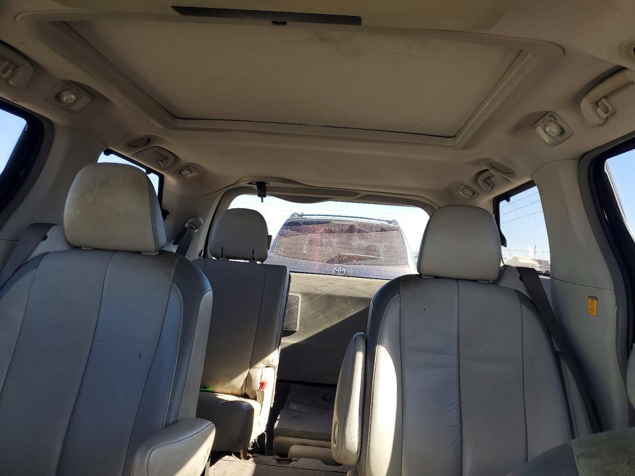 2011 Toyota Sienna Limited 7-passenger Red vin: 5TDYK3DC8BS016711