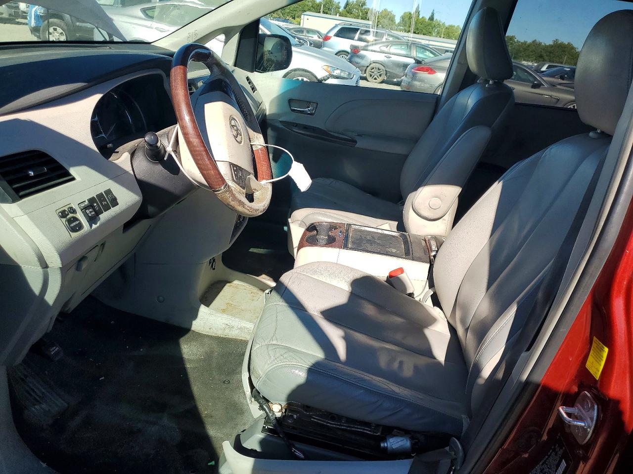 2011 Toyota Sienna Limited 7-passenger Red vin: 5TDYK3DC8BS016711