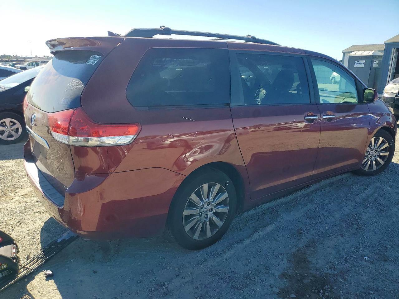 2011 Toyota Sienna Limited 7-passenger Red vin: 5TDYK3DC8BS016711
