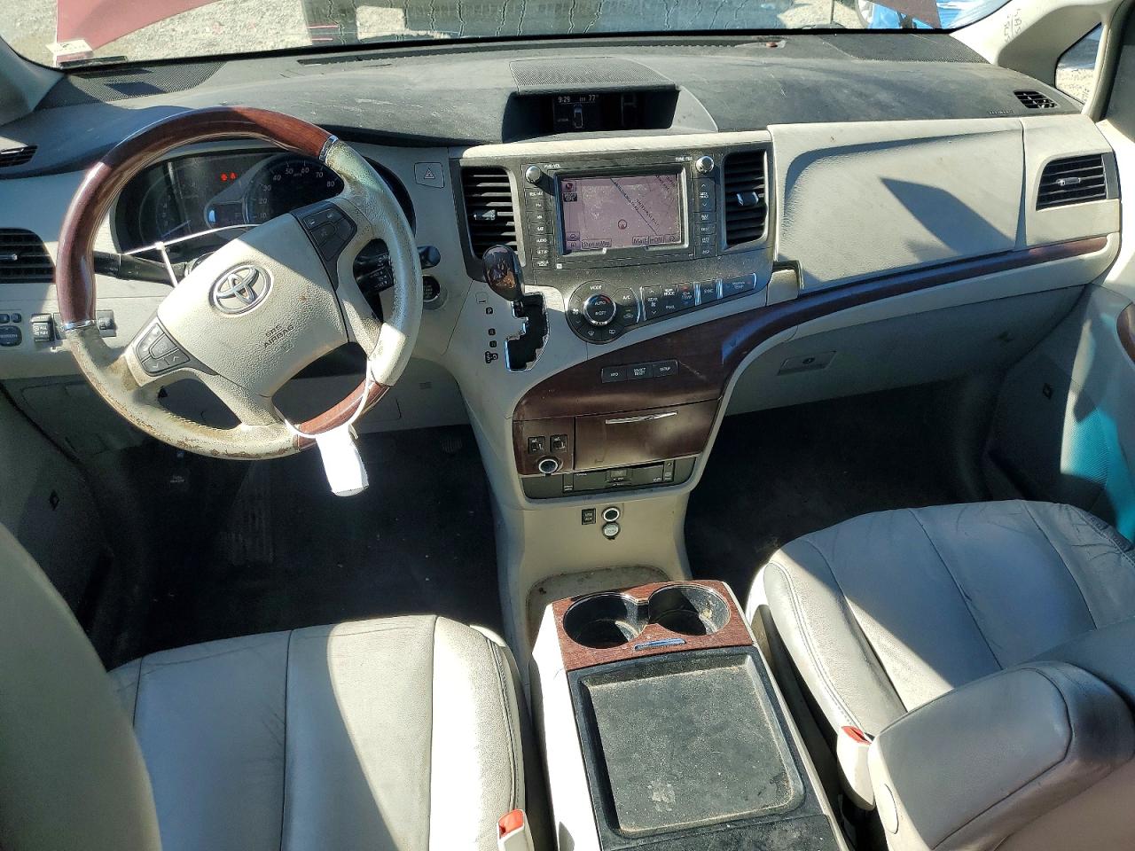 2011 Toyota Sienna Limited 7-passenger Red vin: 5TDYK3DC8BS016711