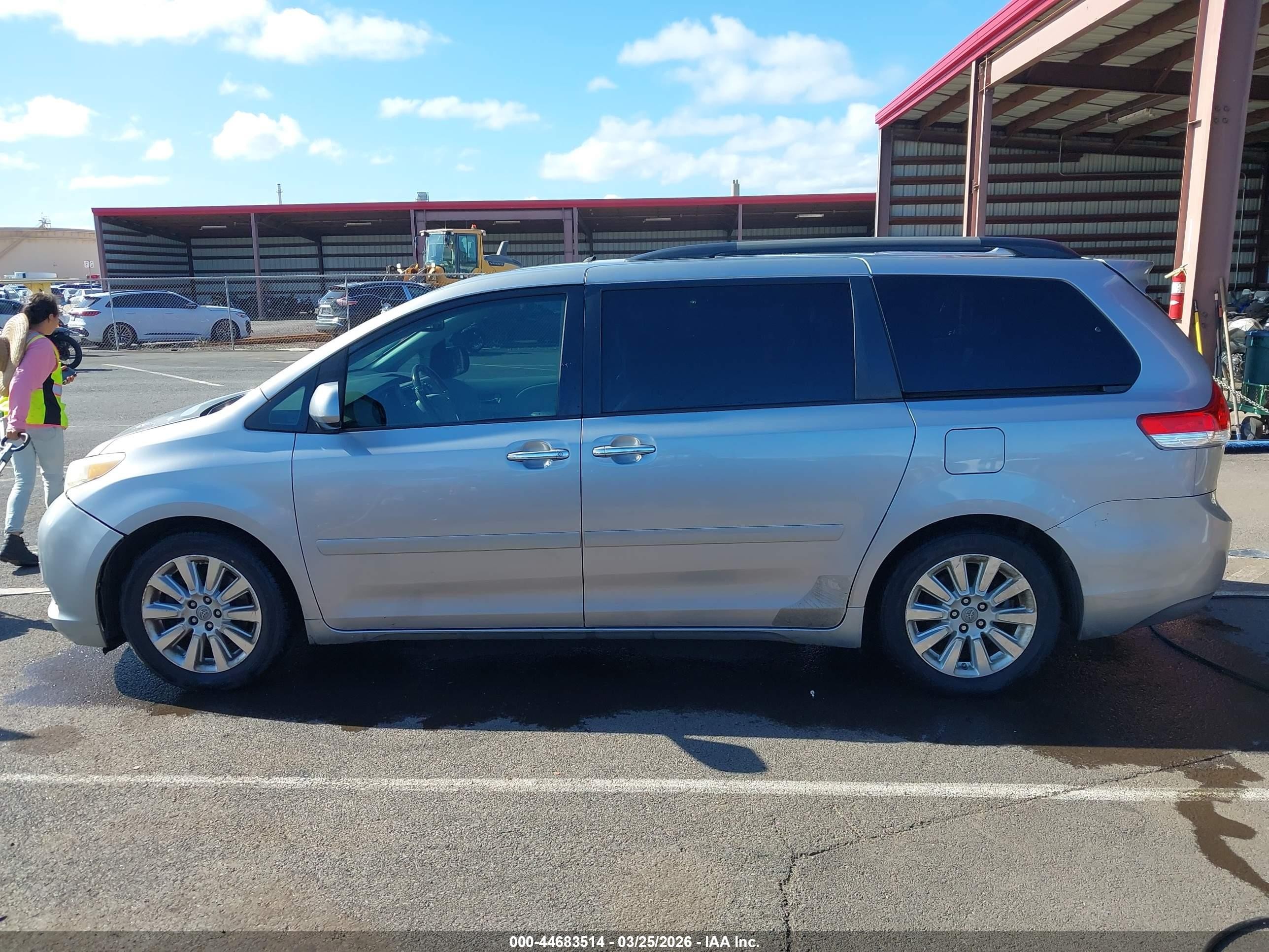 2011 Toyota Sienna Xle V6/xle V6 Auto Access Seat Серый vin: 5TDYK3DC8BS031791