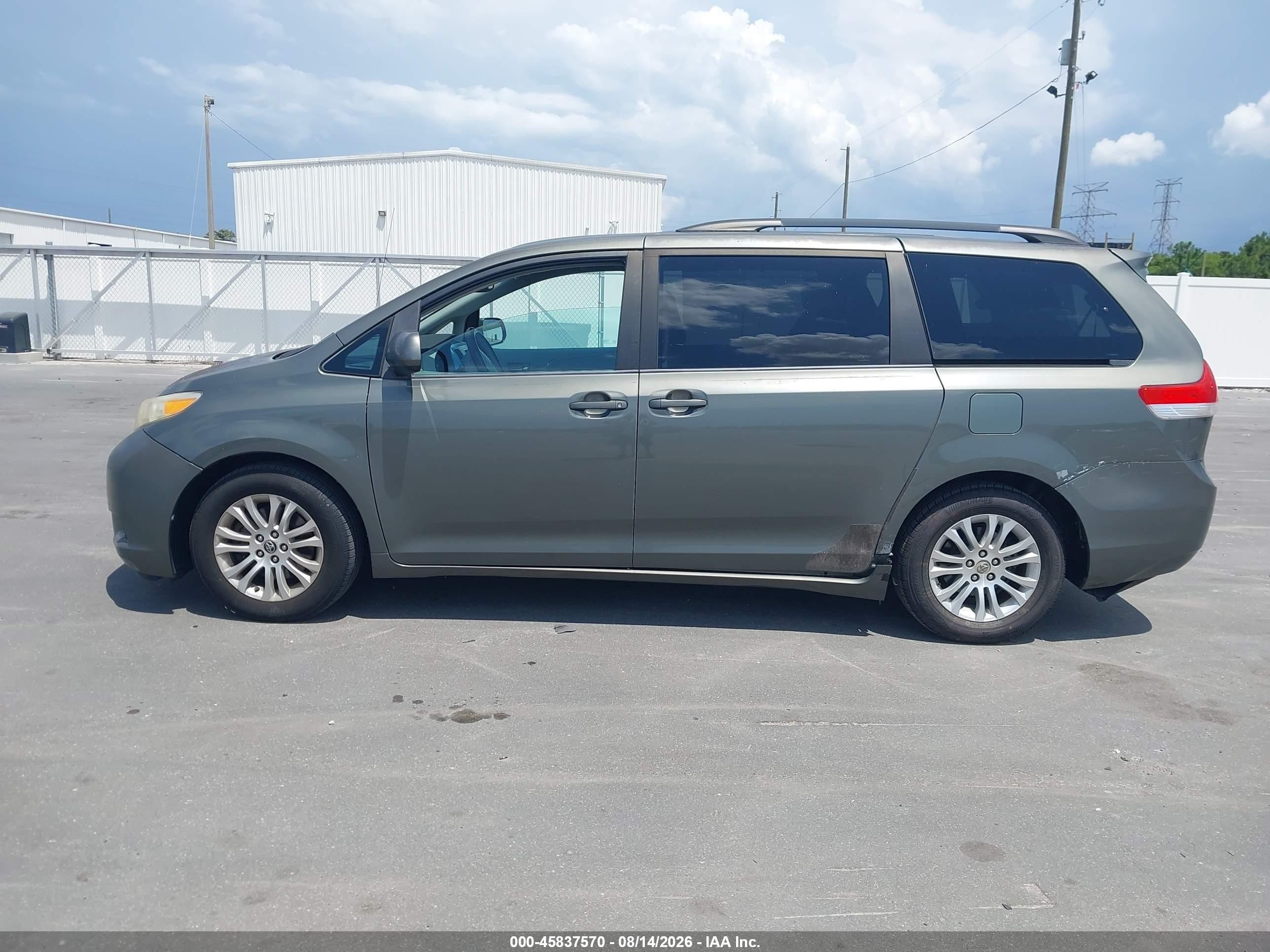 2011 Toyota Sienna Xle/limited Green vin: 5TDYK3DC8BS040264
