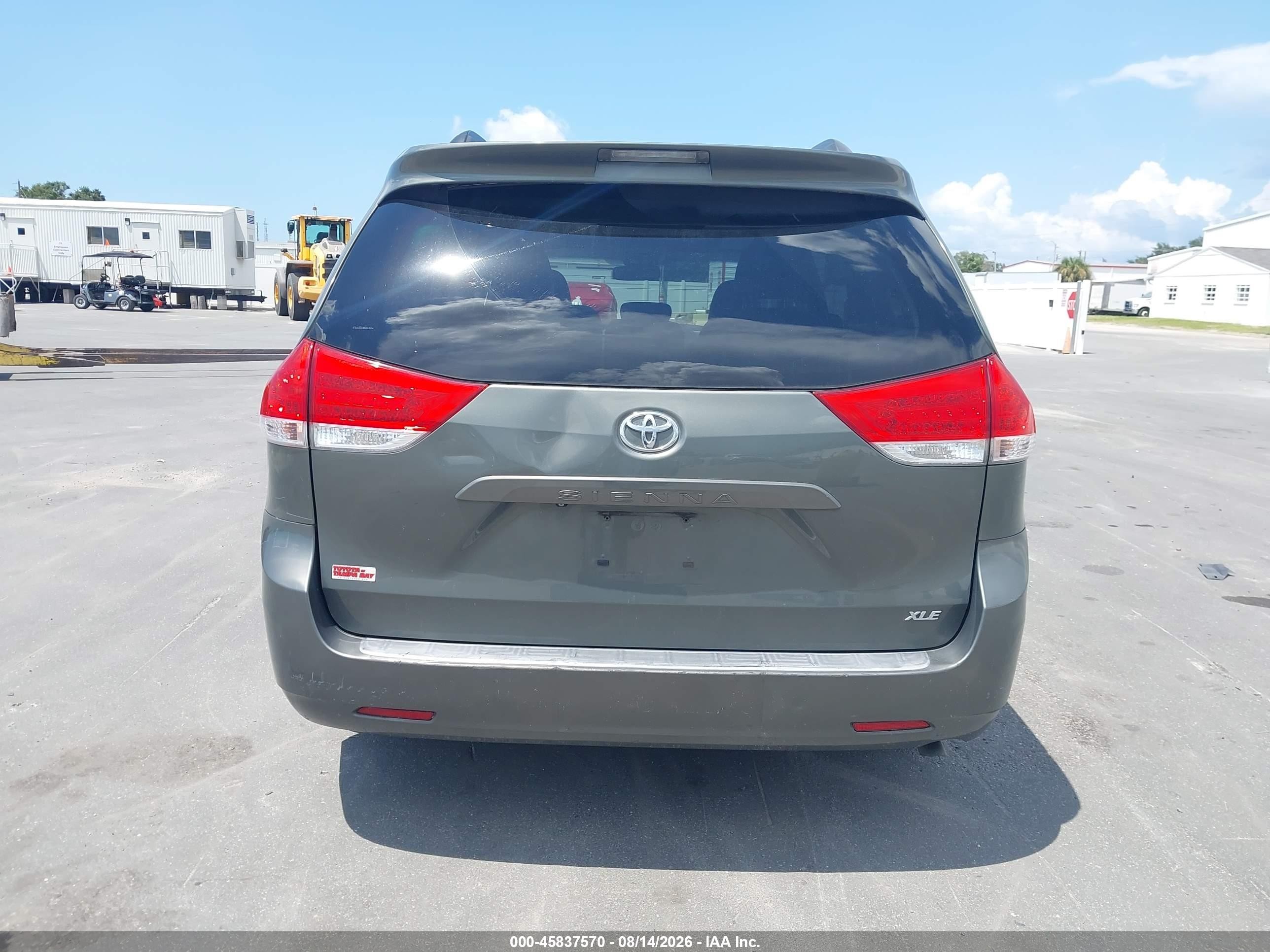 2011 Toyota Sienna Xle/limited Green vin: 5TDYK3DC8BS040264