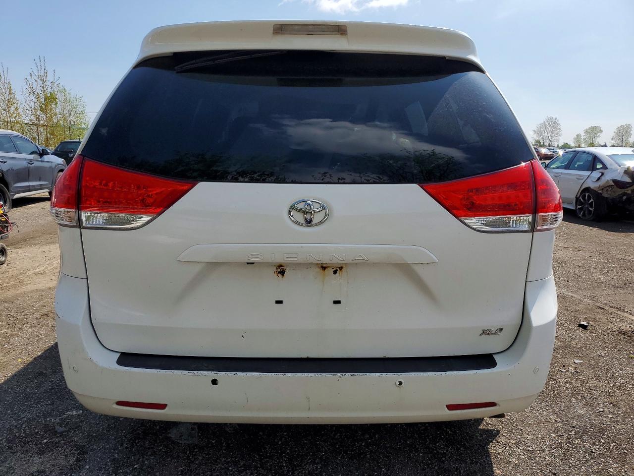 2011 Toyota Sienna Xle 8-passenger White vin: 5TDYK3DC8BS057176