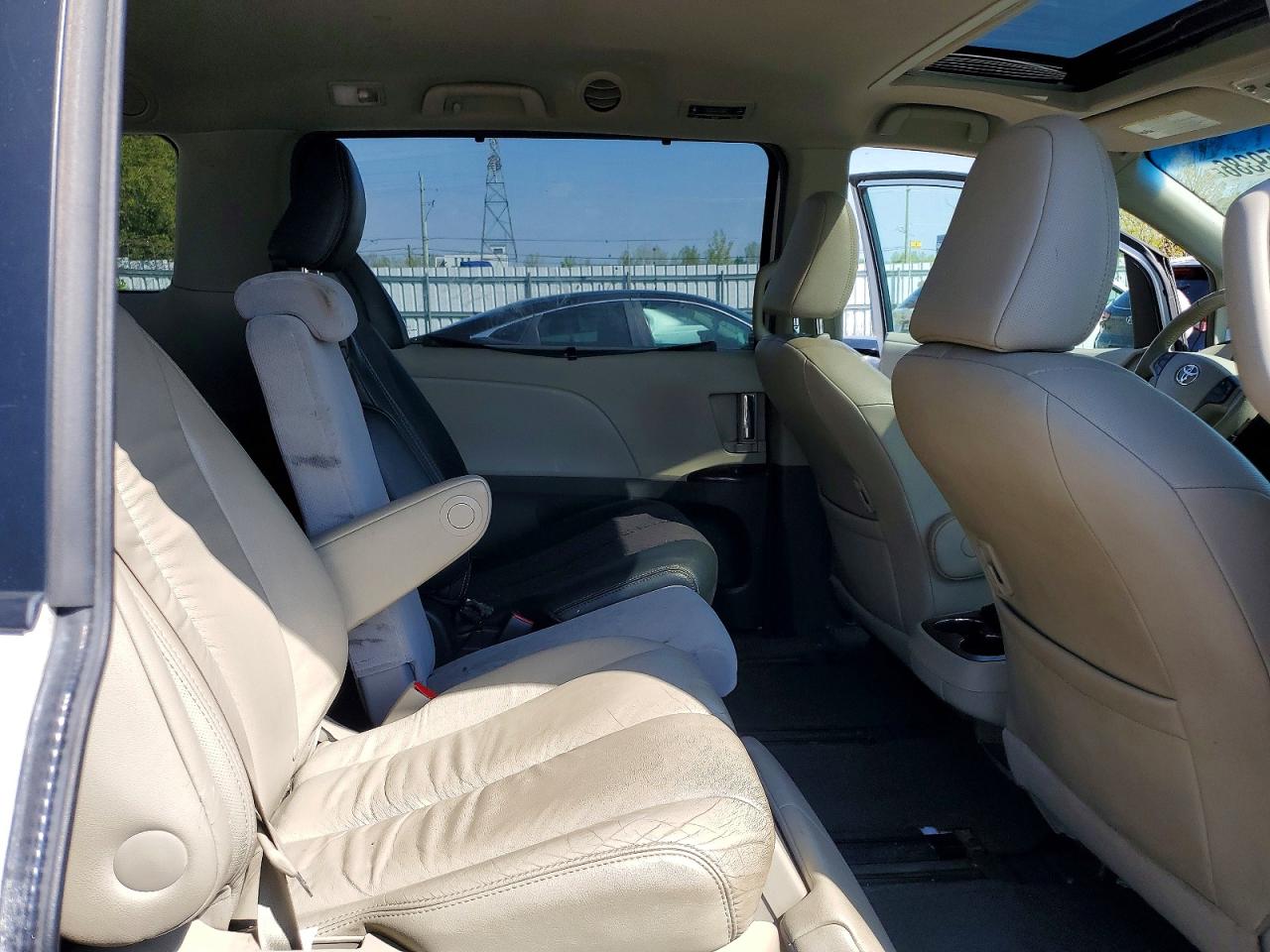 2011 Toyota Sienna Xle 8-passenger White vin: 5TDYK3DC8BS057176