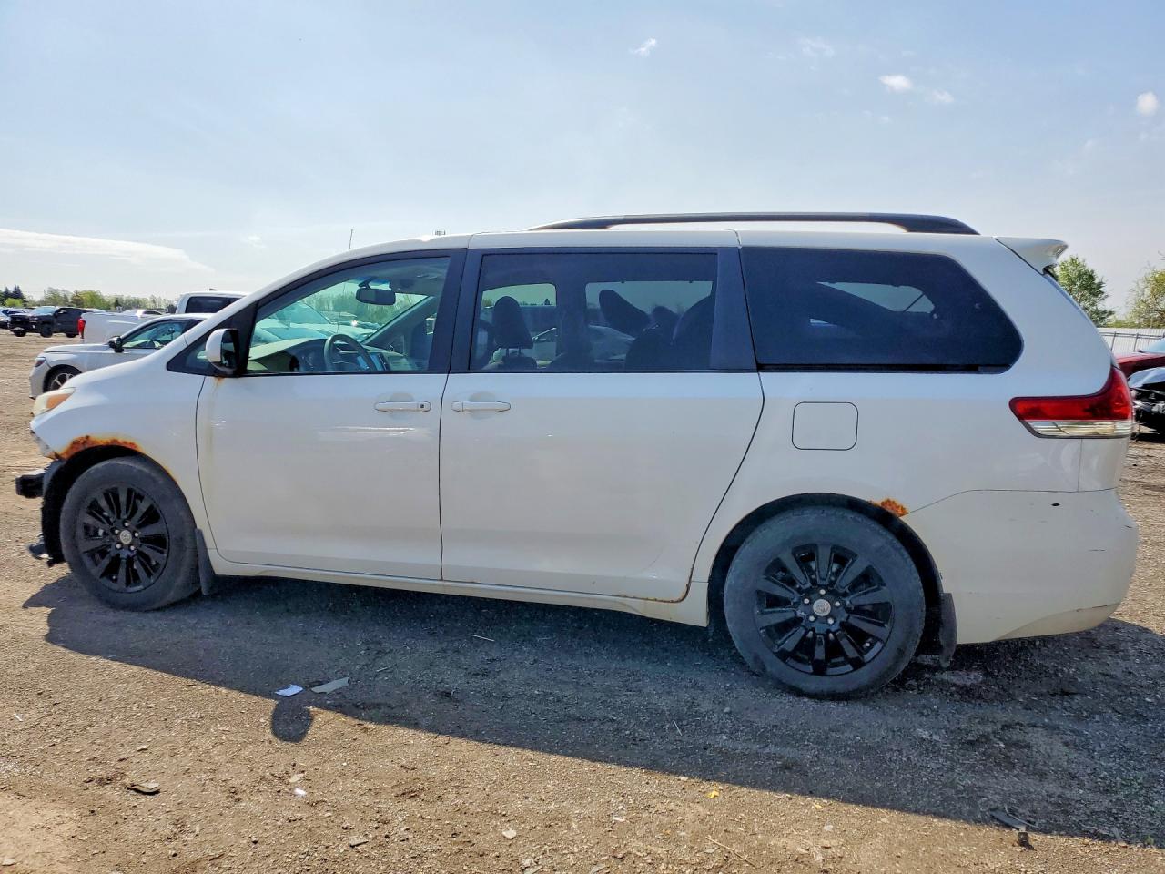 2011 Toyota Sienna Xle 8-passenger White vin: 5TDYK3DC8BS057176