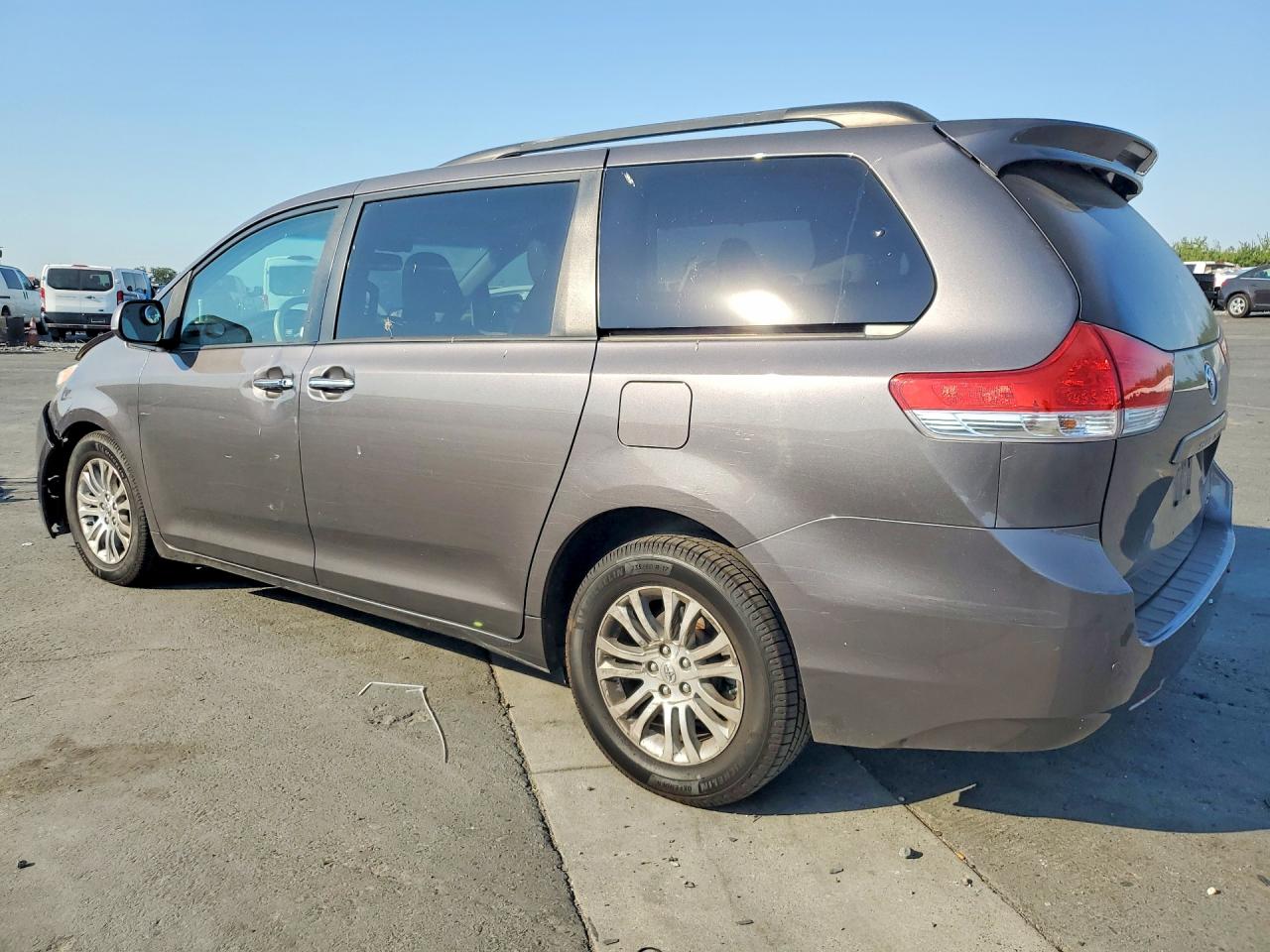 2011 Toyota Sienna Xle 8-passenger Gray vin: 5TDYK3DC8BS059011